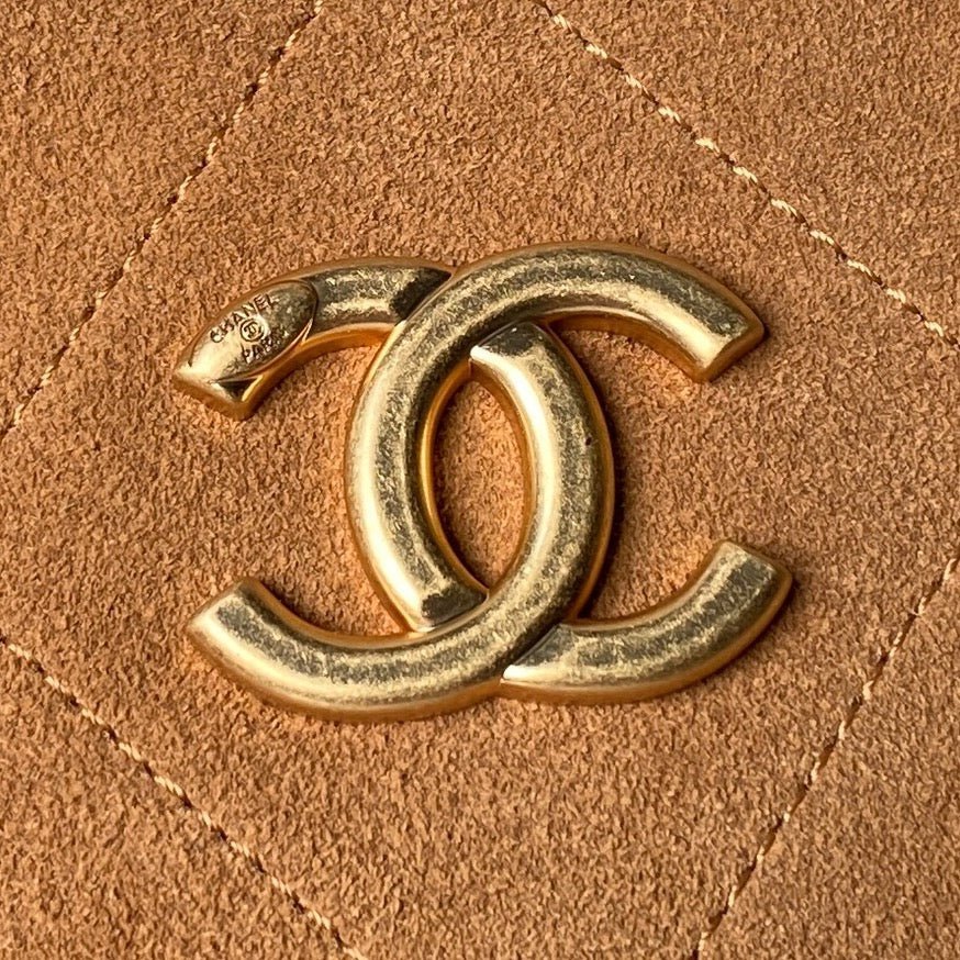 CHANEL 25S HOBO BAG 31 IN CARAMEL BROWN SUEDE WITH GOLD HARDWARE - Image 11
