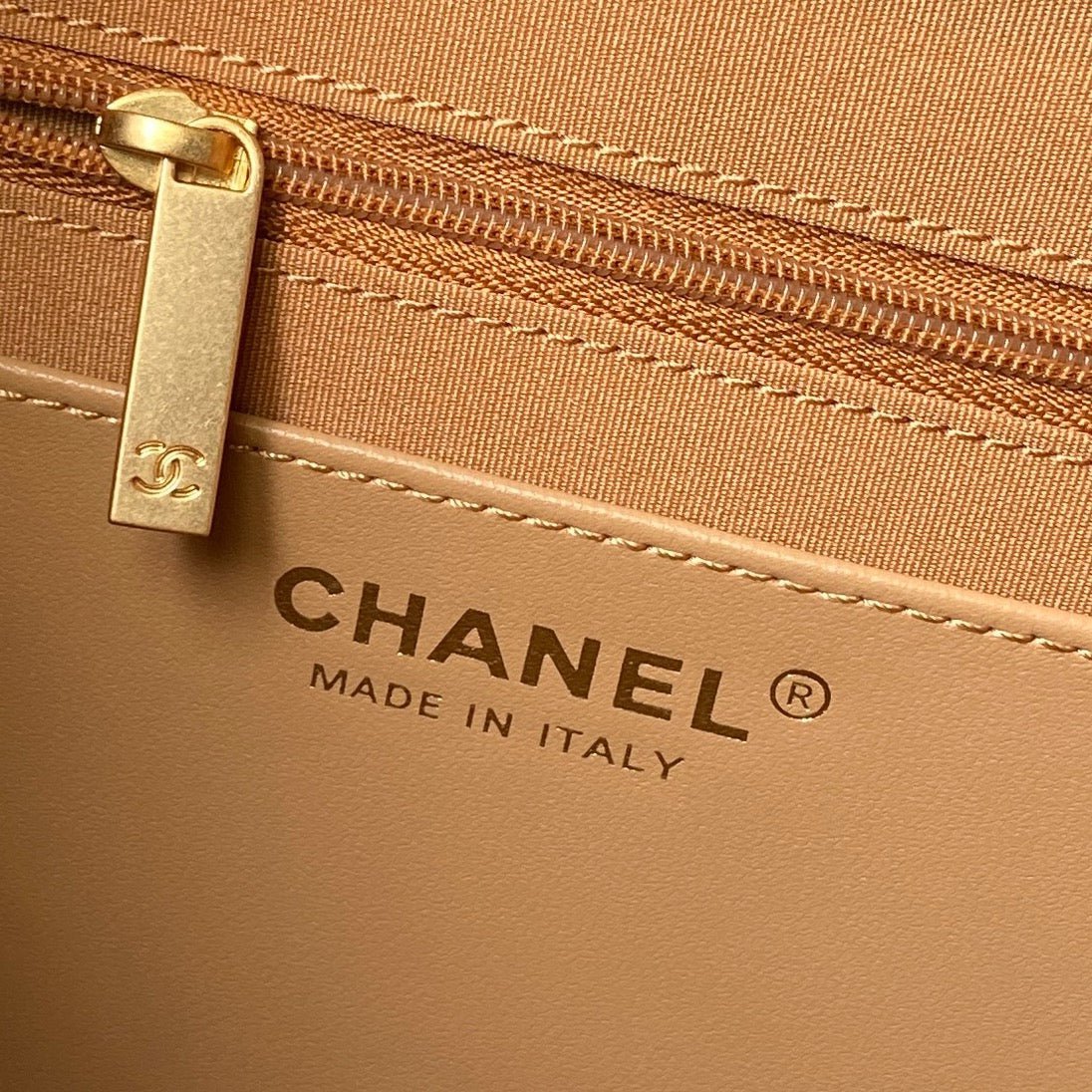 CHANEL 25S HOBO BAG 31 IN CARAMEL BROWN SUEDE WITH GOLD HARDWARE - Image 14