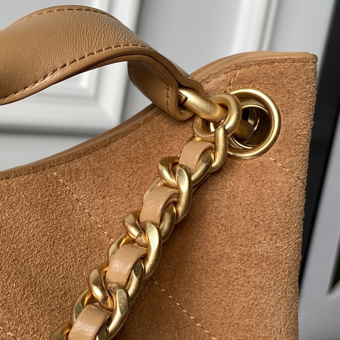 CHANEL 25S HOBO BAG 31 IN CARAMEL BROWN SUEDE WITH GOLD HARDWARE - Image 8