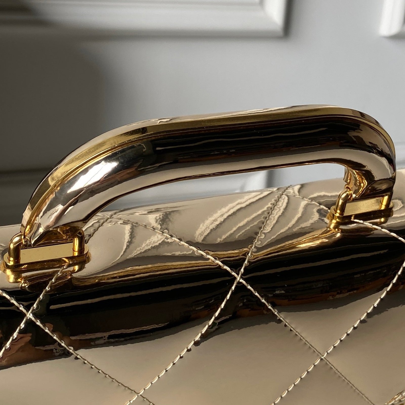 CHANEL 25S FLAP BAG 18 IN METALLIC GOLD CALFSKIN - Image 4