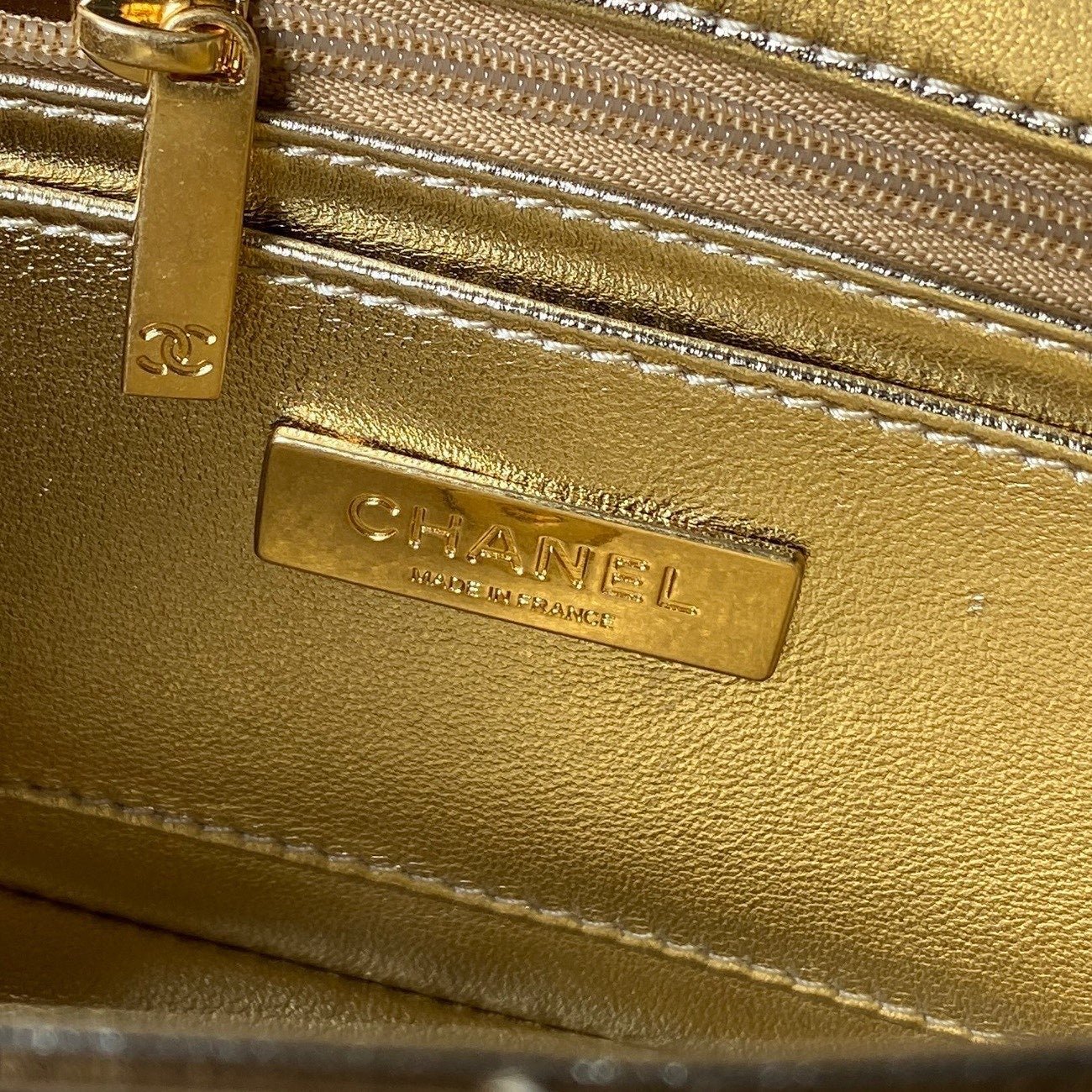 CHANEL 25S FLAP BAG 18 IN METALLIC GOLD CALFSKIN - Image 9