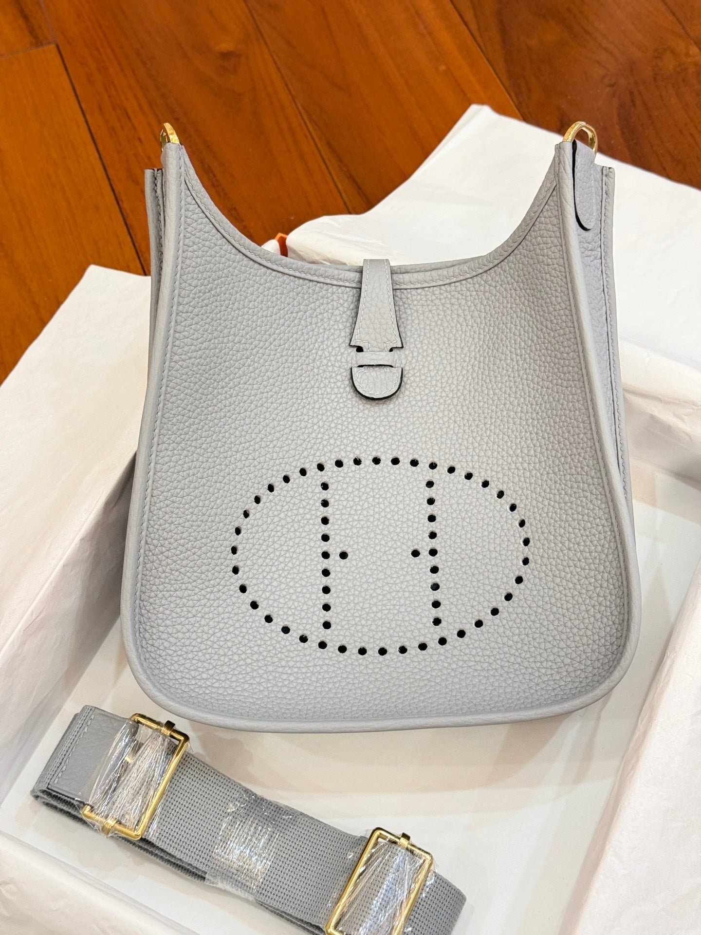 HM 26S EVELYNE BAG 23MM IN LIGHT GRAY GRAINED CALFSKIN