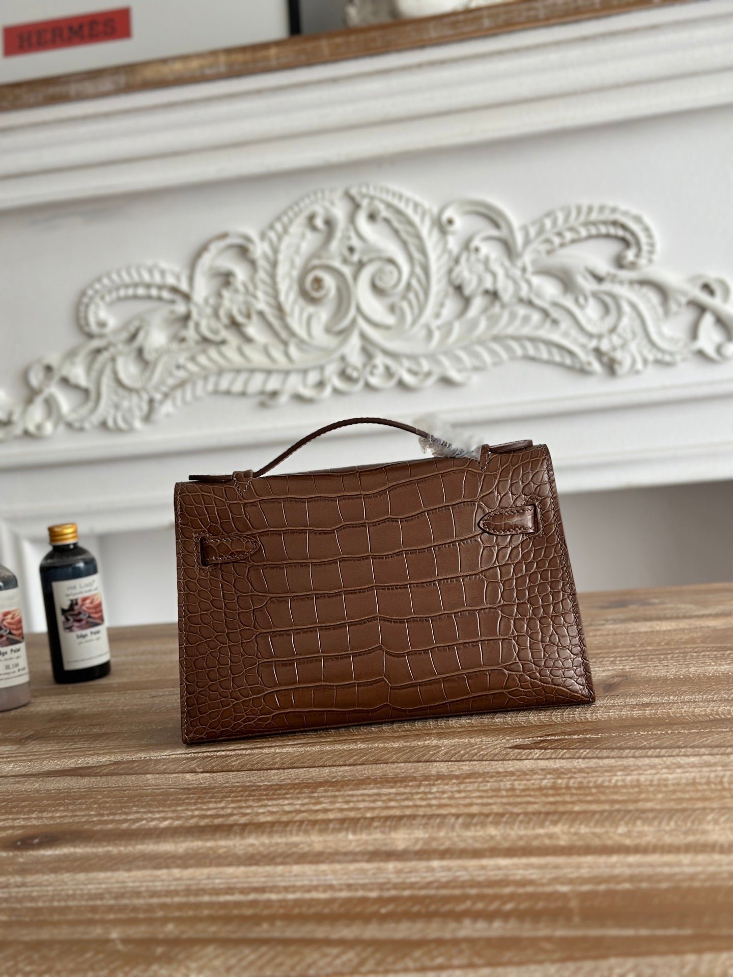 HM 26S KELLY MINI 22MM IN DARK BROWN CROC EMBOSSED CALFSKIN GOLD KELLY BUCKLE - Image 2