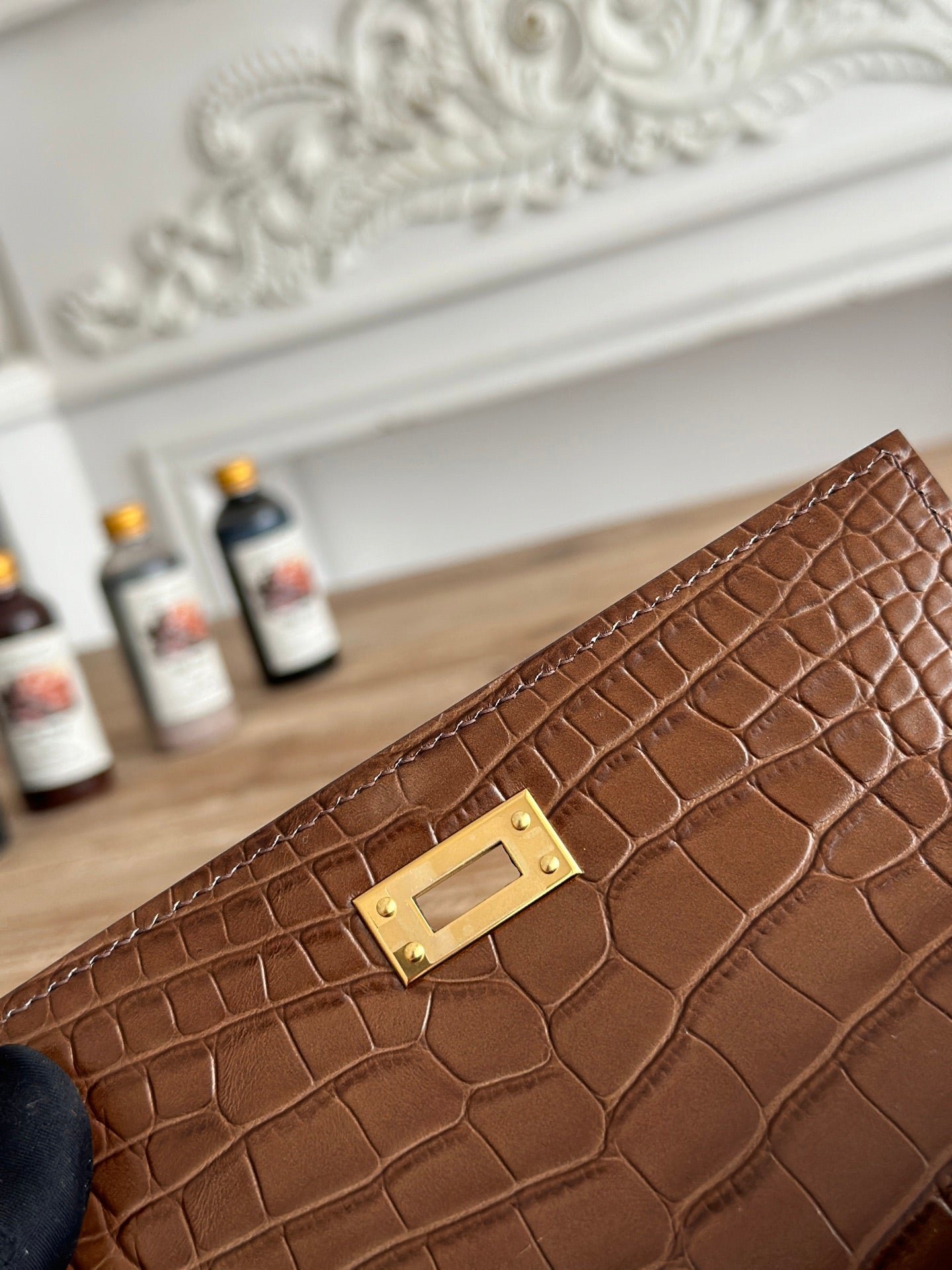 HM 26S KELLY MINI 22MM IN DARK BROWN CROC EMBOSSED CALFSKIN GOLD KELLY BUCKLE - Image 4