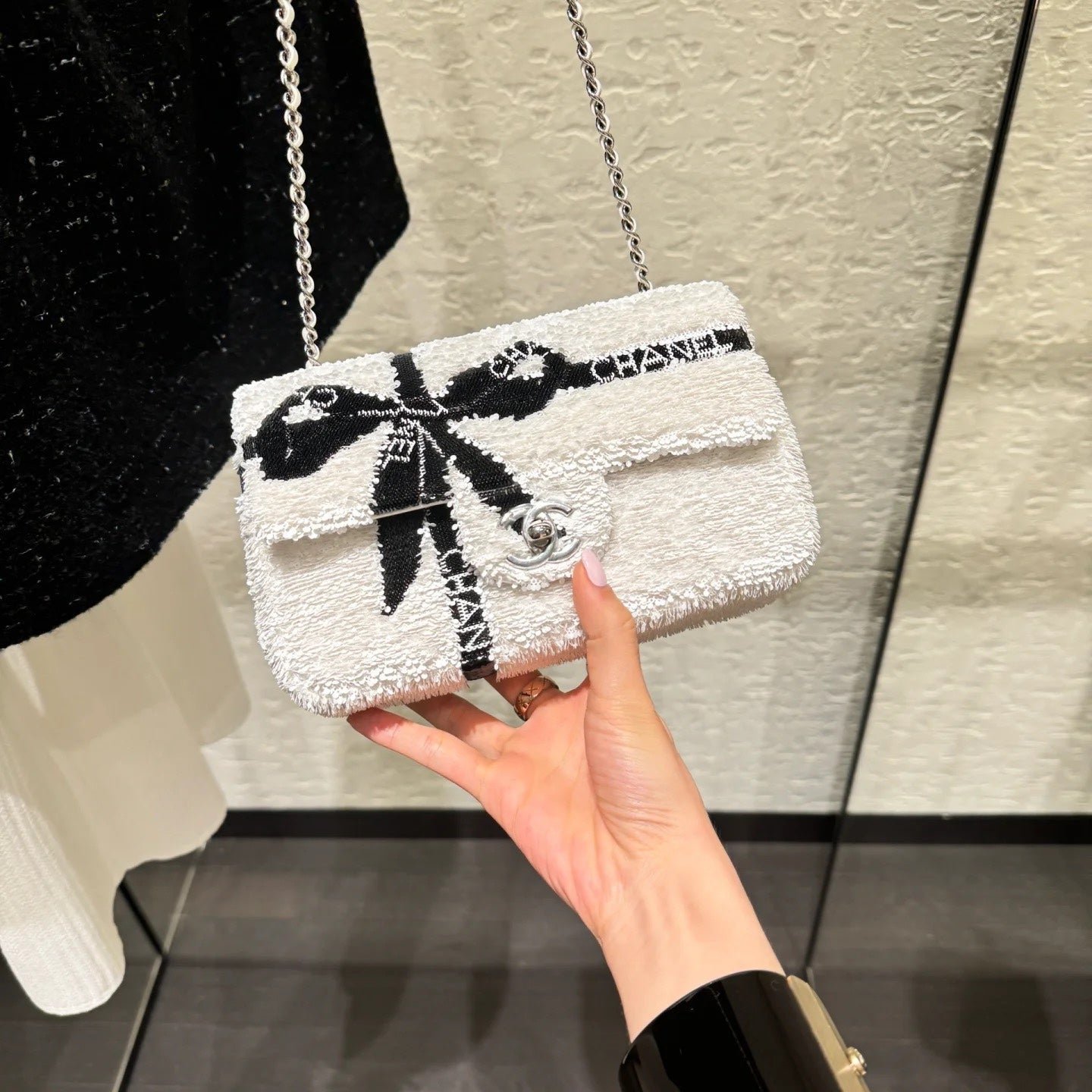 CHANEL 25S FLAP BAG 20 CM IN WHITE SEQUINS WITH BLACK BOW - Image 3