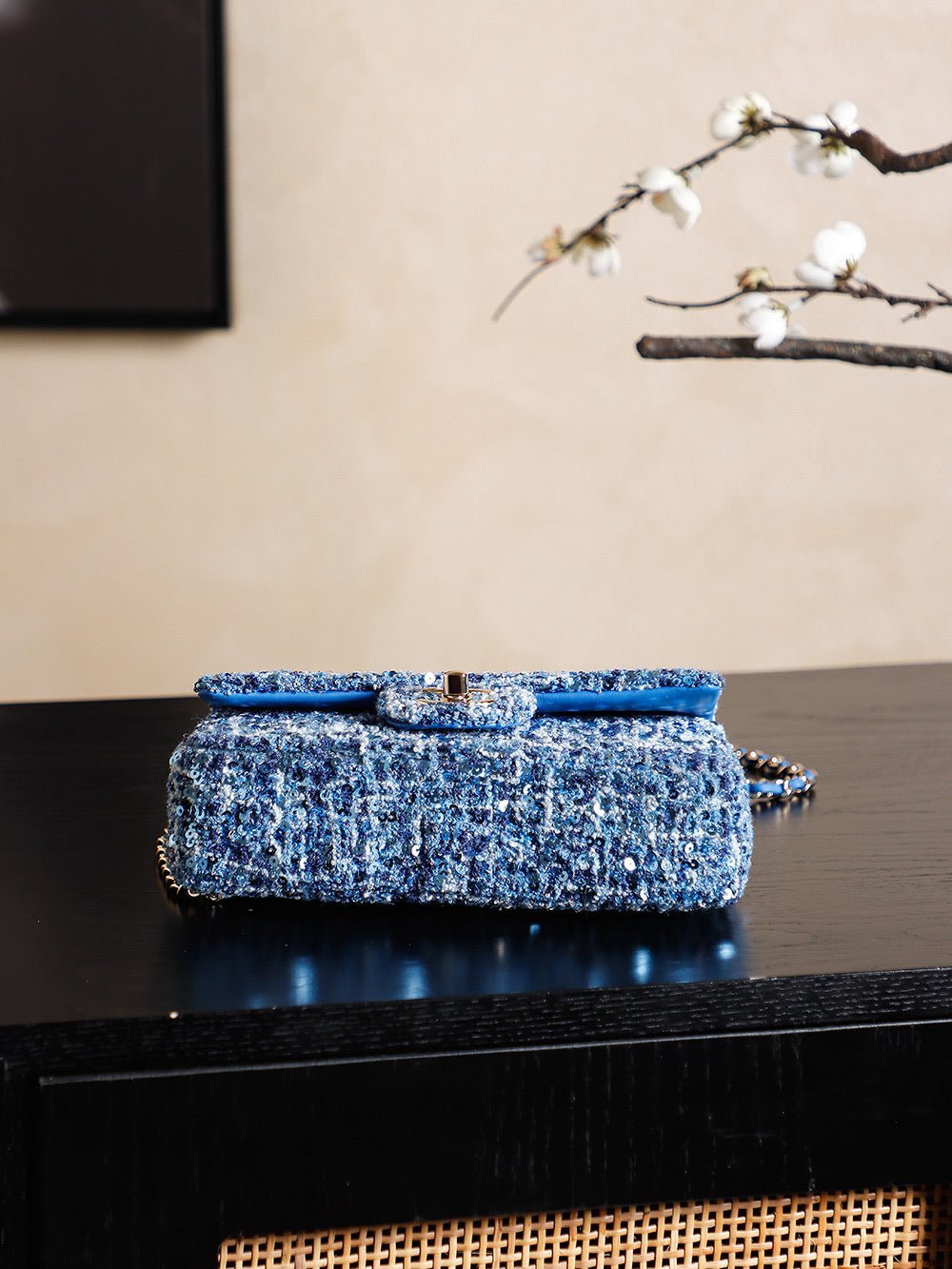 CHANEL 25S FLAP BAG 21 CM IN BLUE SEQUINED TWEED WITH GOLD HARDWARE - Image 4