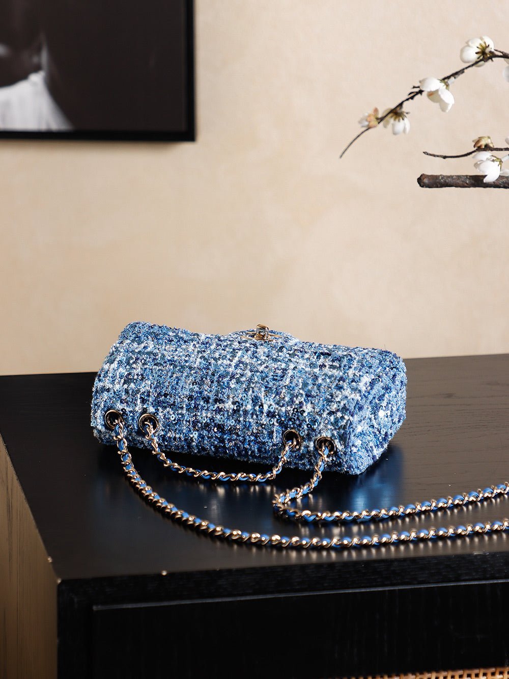 CHANEL 25S FLAP BAG 21 CM IN BLUE SEQUINED TWEED WITH GOLD HARDWARE - Image 14