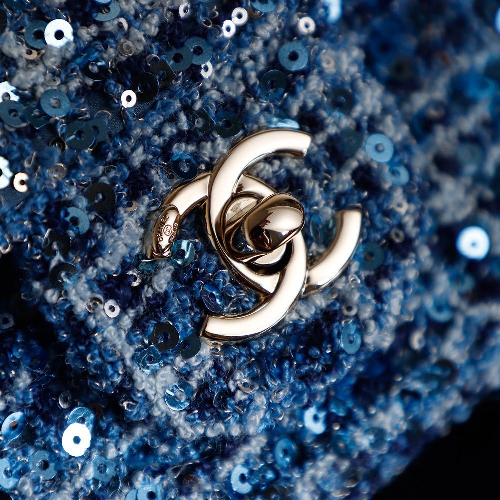 CHANEL 25S FLAP BAG 21 CM IN BLUE SEQUINED TWEED WITH GOLD HARDWARE - Image 15