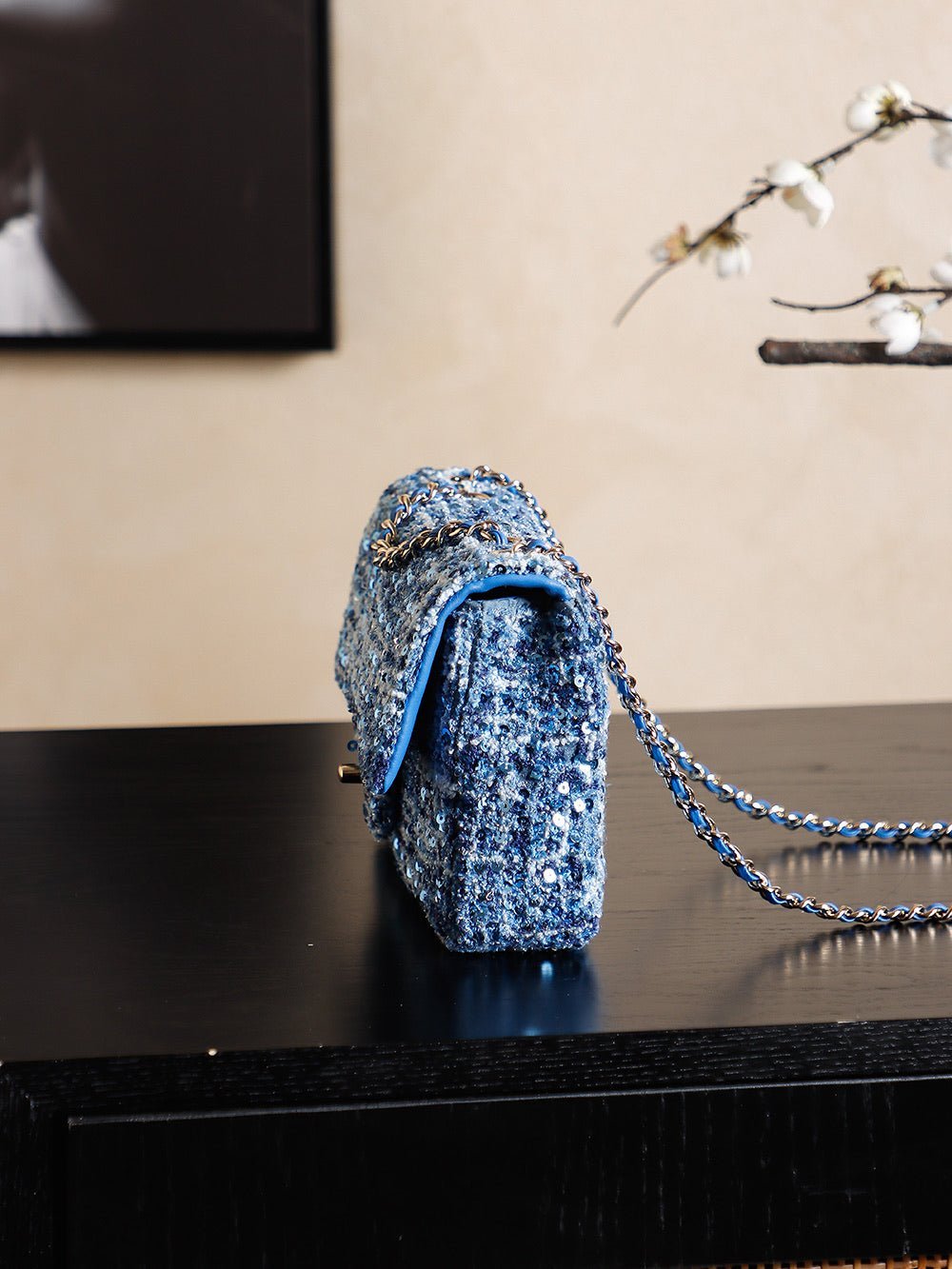 CHANEL 25S FLAP BAG 21 CM IN BLUE SEQUINED TWEED WITH GOLD HARDWARE - Image 7