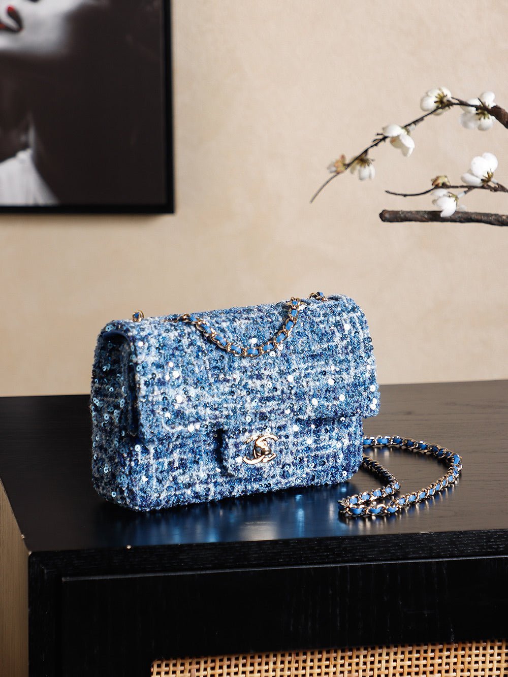 CHANEL 25S FLAP BAG 21 CM IN BLUE SEQUINED TWEED WITH GOLD HARDWARE - Image 17