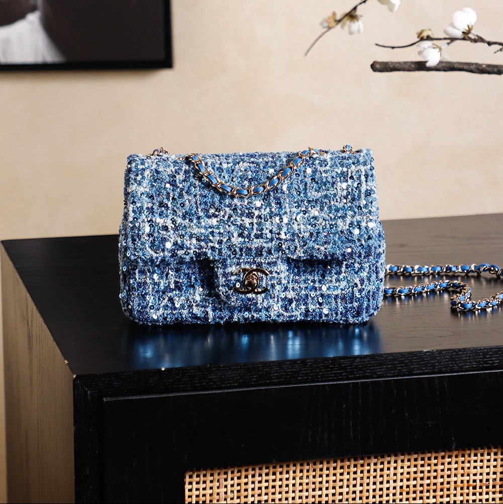 CHANEL 25S FLAP BAG 21 CM IN BLUE SEQUINED TWEED WITH GOLD HARDWARE - Image 10