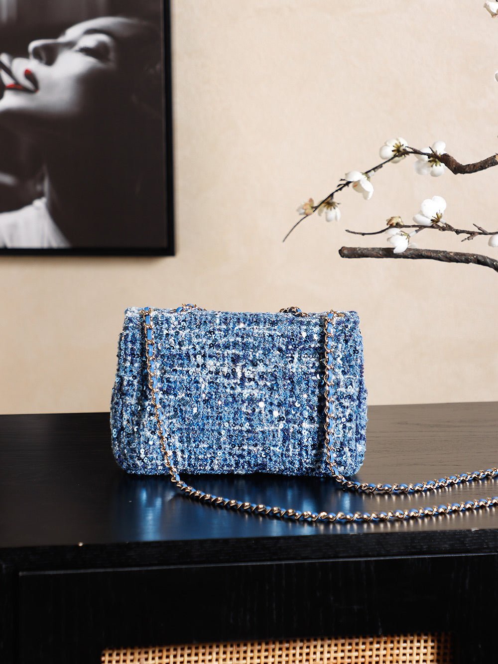 CHANEL 25S FLAP BAG 21 CM IN BLUE SEQUINED TWEED WITH GOLD HARDWARE - Image 18