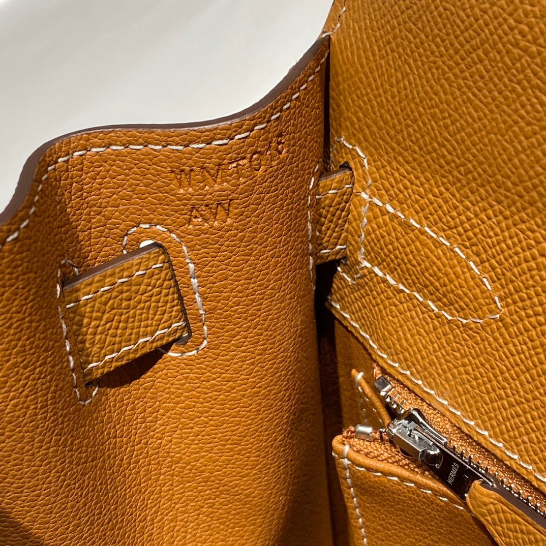 KELLY 28CM IN GOLD EPSOM CALFSKIN PALLADIUM HARDWARE - Image 15
