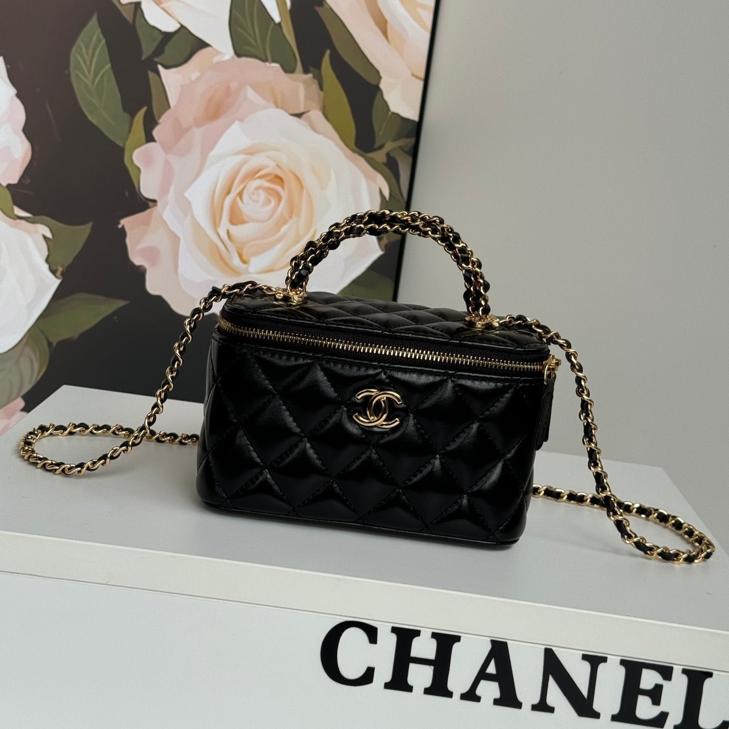 SMALL VANITY CASE 17 WITH HANDLE IN BLACK CALFSKIN GOLD METAL CHAIN - Image 10