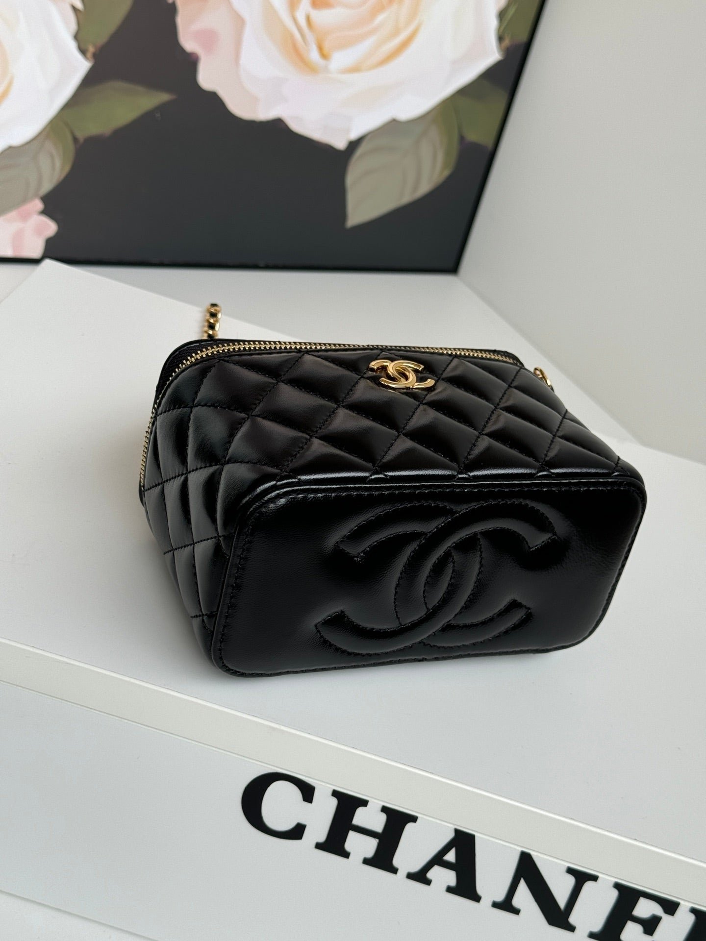 SMALL VANITY CASE 17 WITH HANDLE IN BLACK CALFSKIN GOLD METAL CHAIN - Image 15