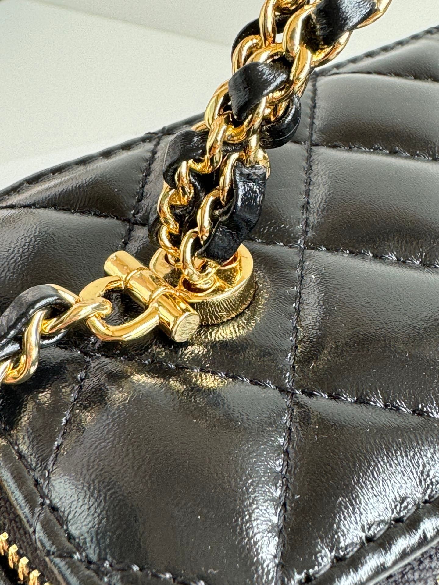 SMALL VANITY CASE 17 WITH HANDLE IN BLACK CALFSKIN GOLD METAL CHAIN - Image 16