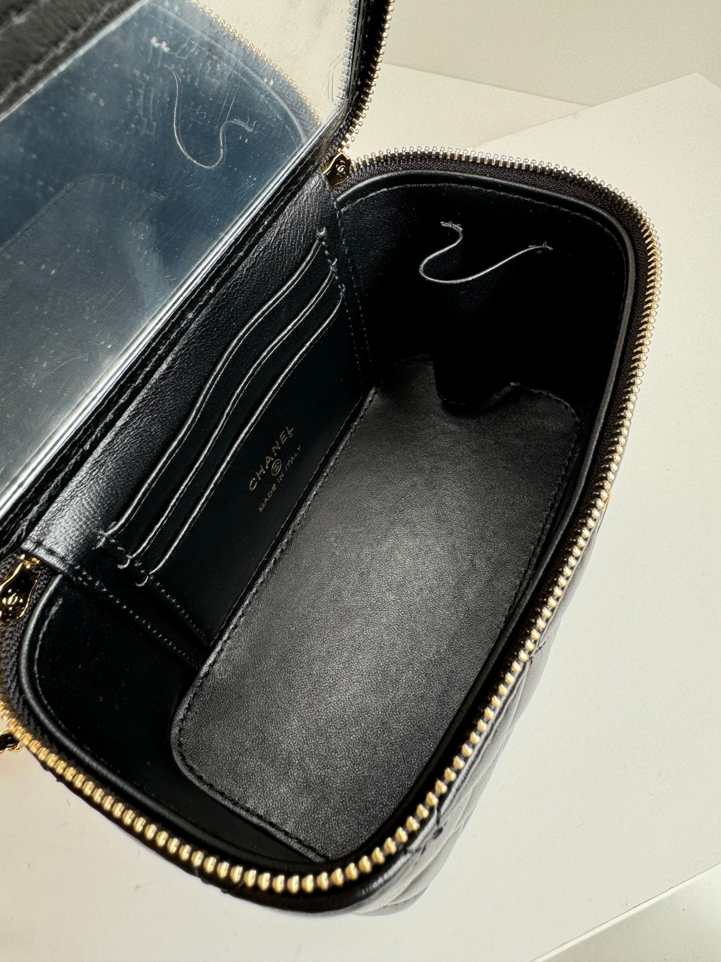 SMALL VANITY CASE 17 WITH HANDLE IN BLACK CALFSKIN GOLD METAL CHAIN - Image 11