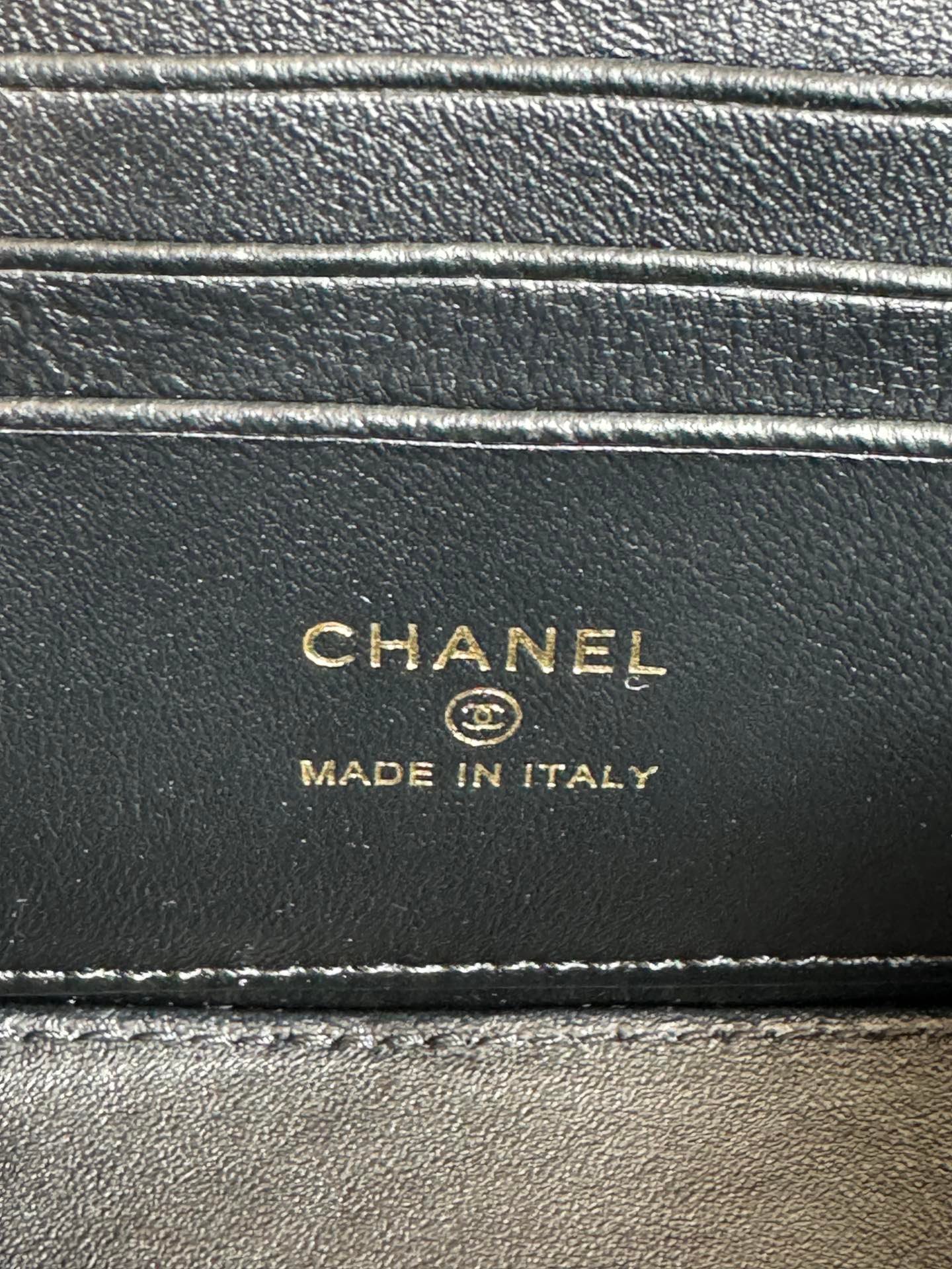 SMALL VANITY CASE 17 WITH HANDLE IN BLACK CALFSKIN GOLD METAL CHAIN - Image 3