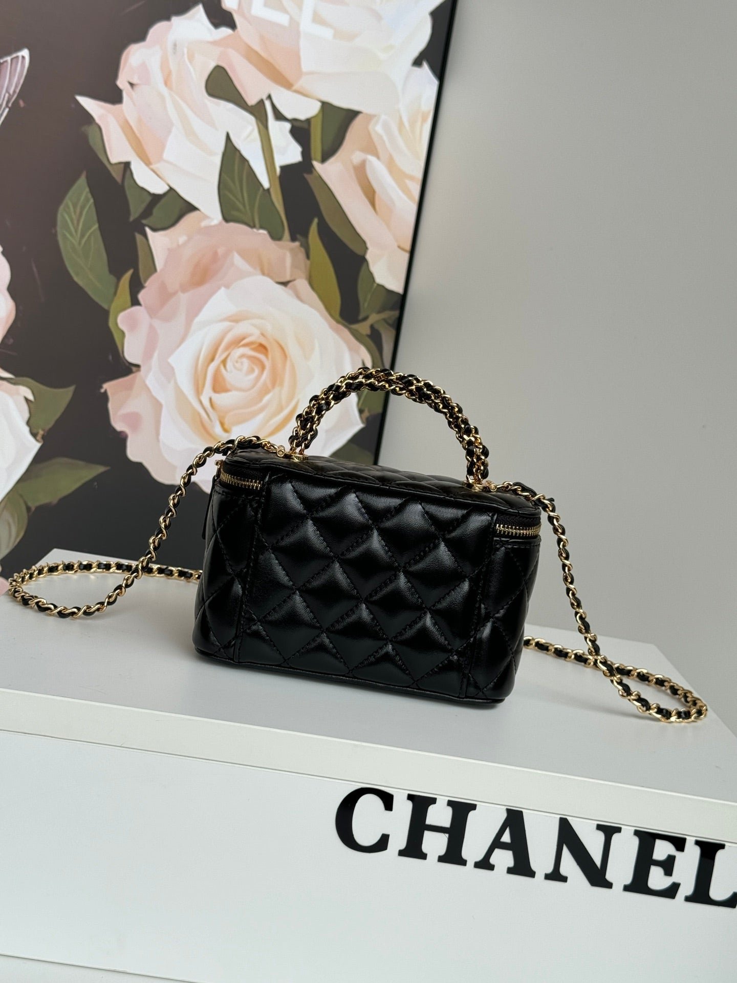 SMALL VANITY CASE 17 WITH HANDLE IN BLACK CALFSKIN GOLD METAL CHAIN - Image 8