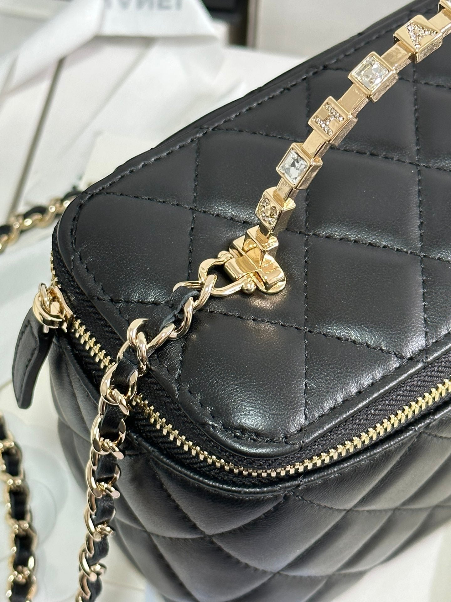 VANITY CASE 18 IN BLACK CALFSKIN GOLD HARDWARE - Image 11