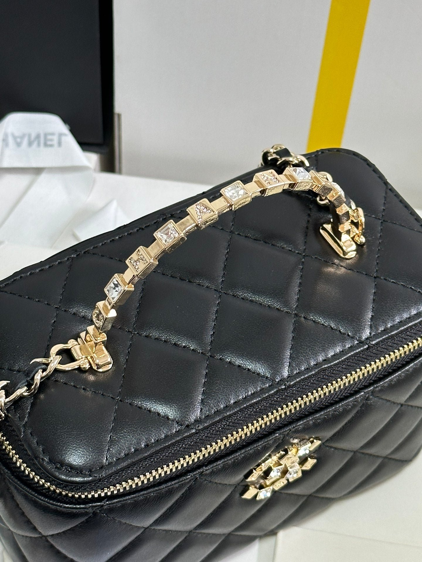 VANITY CASE 18 IN BLACK CALFSKIN GOLD HARDWARE - Image 3
