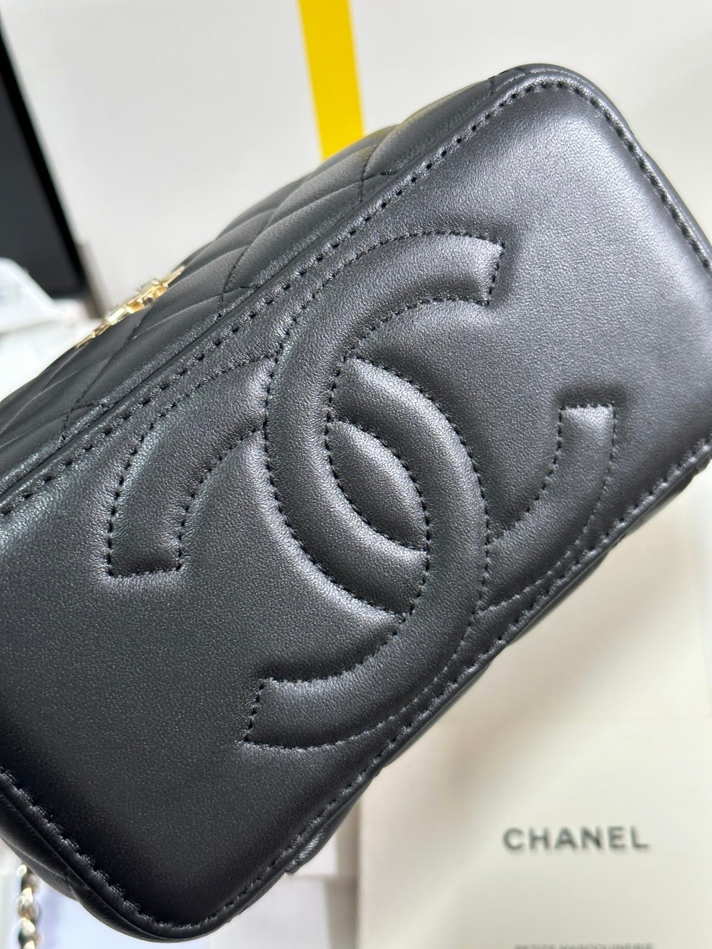 VANITY CASE 18 IN BLACK CALFSKIN GOLD HARDWARE - Image 13
