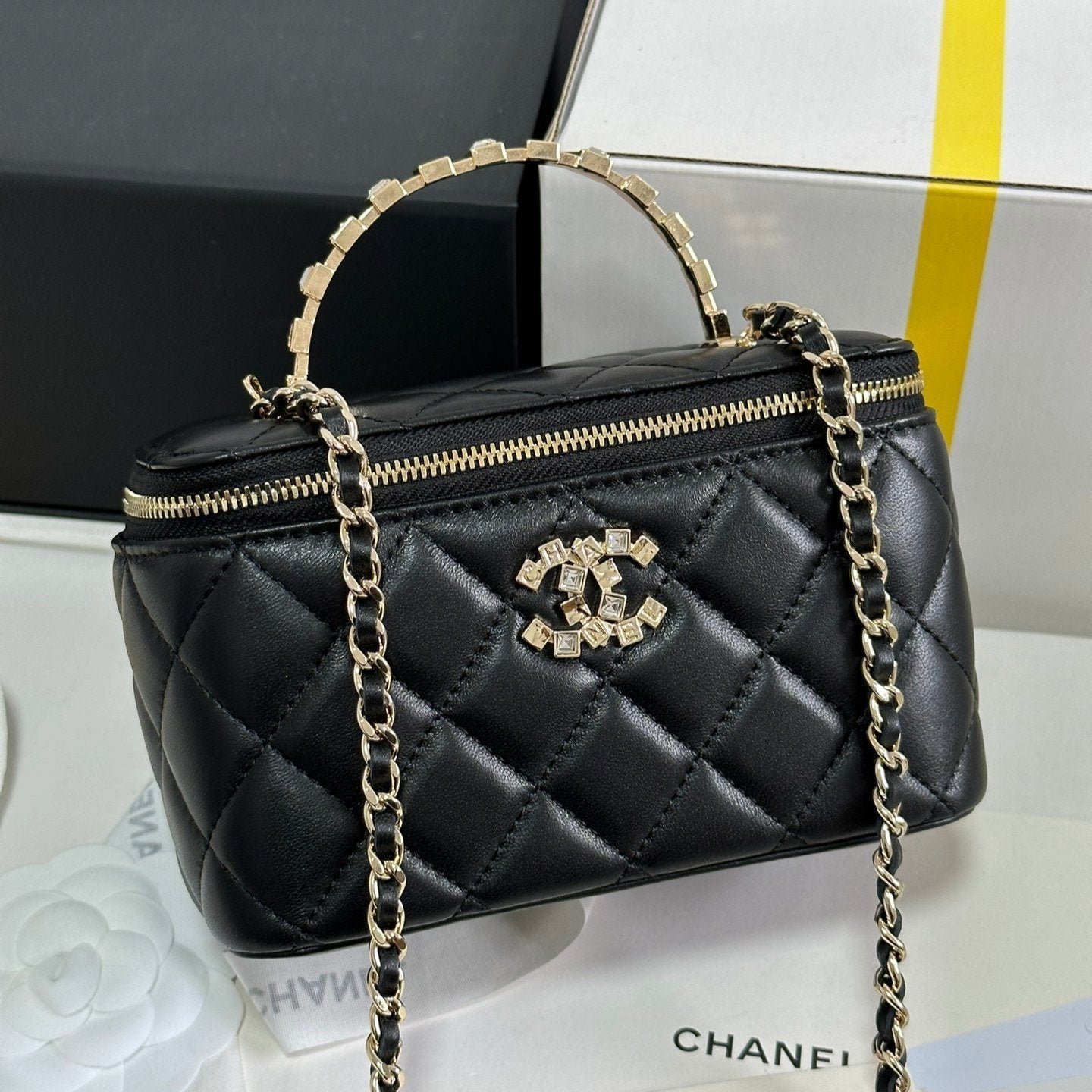 VANITY CASE 18 IN BLACK CALFSKIN GOLD HARDWARE - Image 10