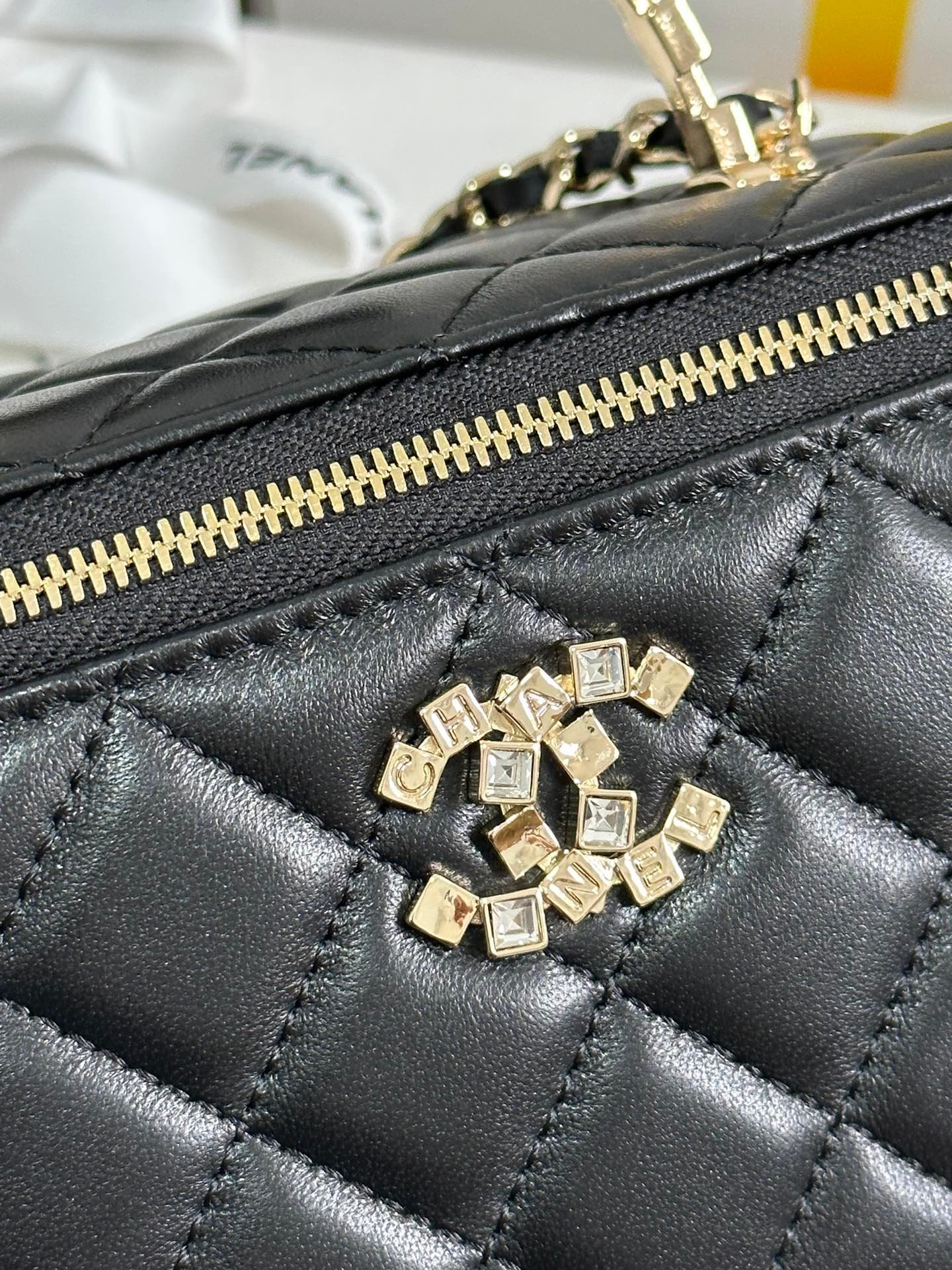 VANITY CASE 18 IN BLACK CALFSKIN GOLD HARDWARE - Image 5
