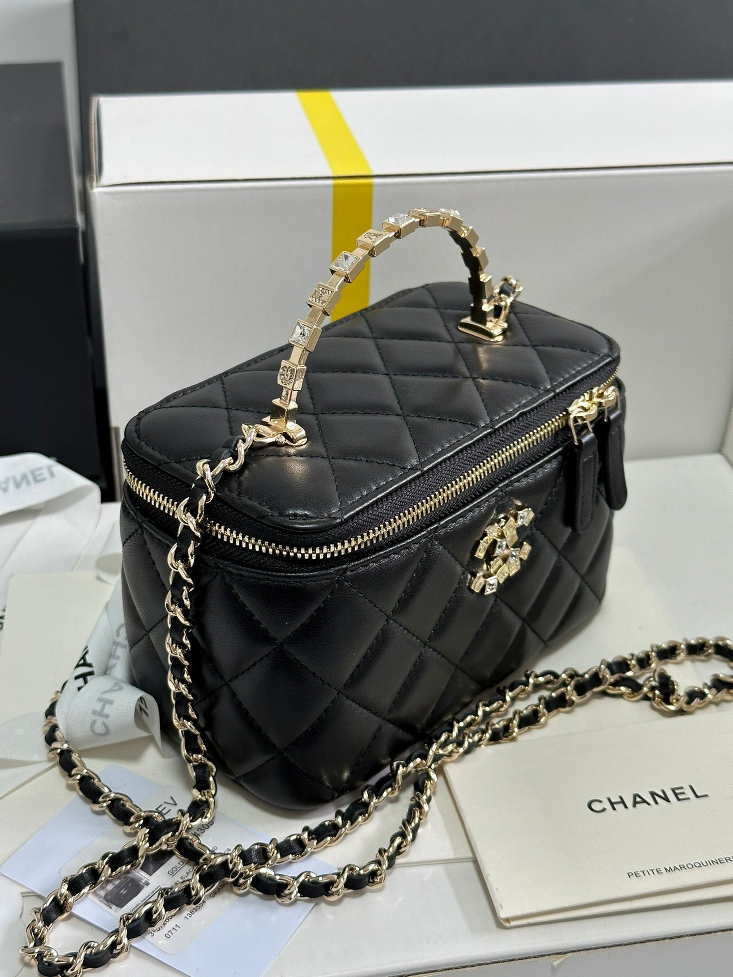 VANITY CASE 18 IN BLACK CALFSKIN GOLD HARDWARE - Image 6