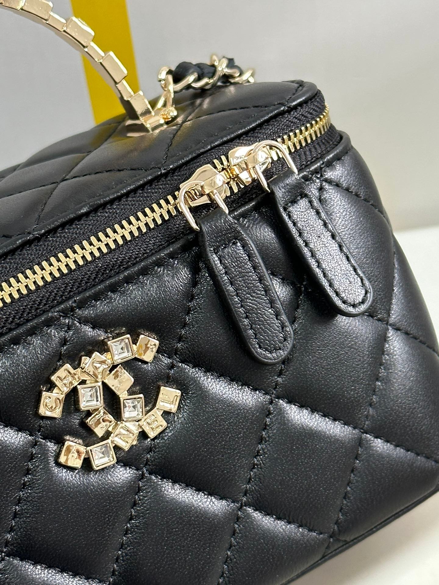 VANITY CASE 18 IN BLACK CALFSKIN GOLD HARDWARE - Image 7