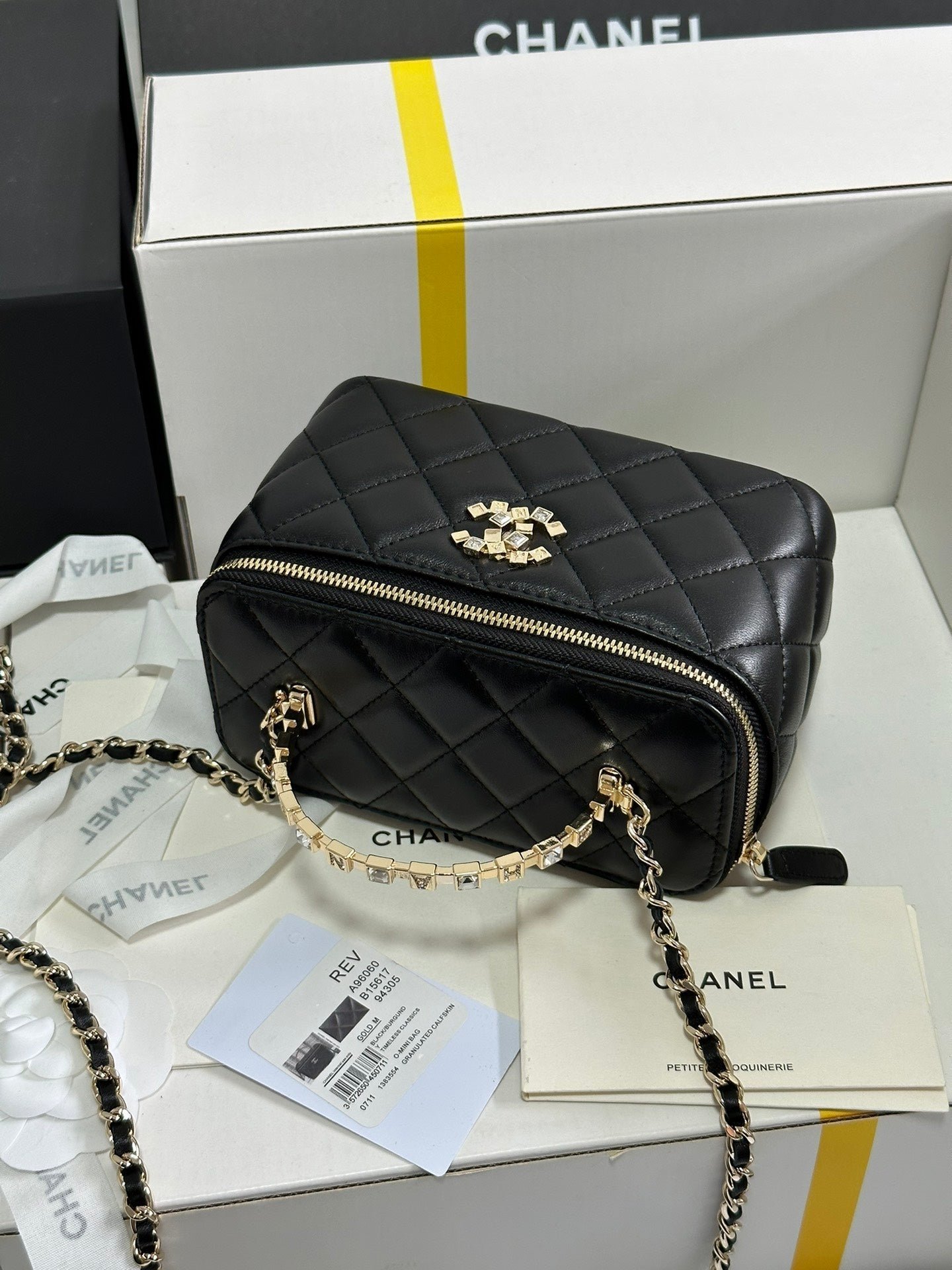 VANITY CASE 18 IN BLACK CALFSKIN GOLD HARDWARE - Image 17