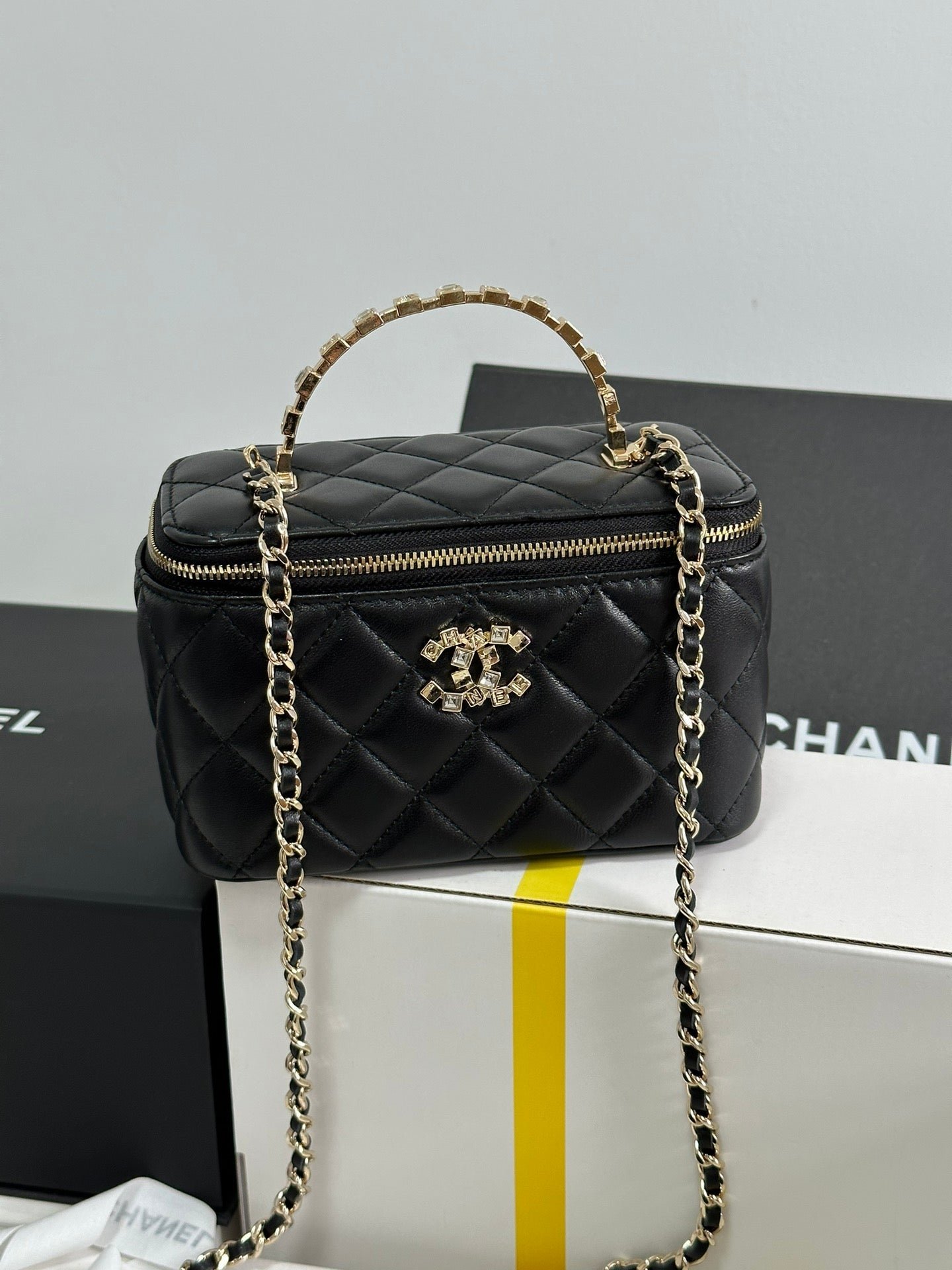 VANITY CASE 18 IN BLACK CALFSKIN GOLD HARDWARE - Image 9
