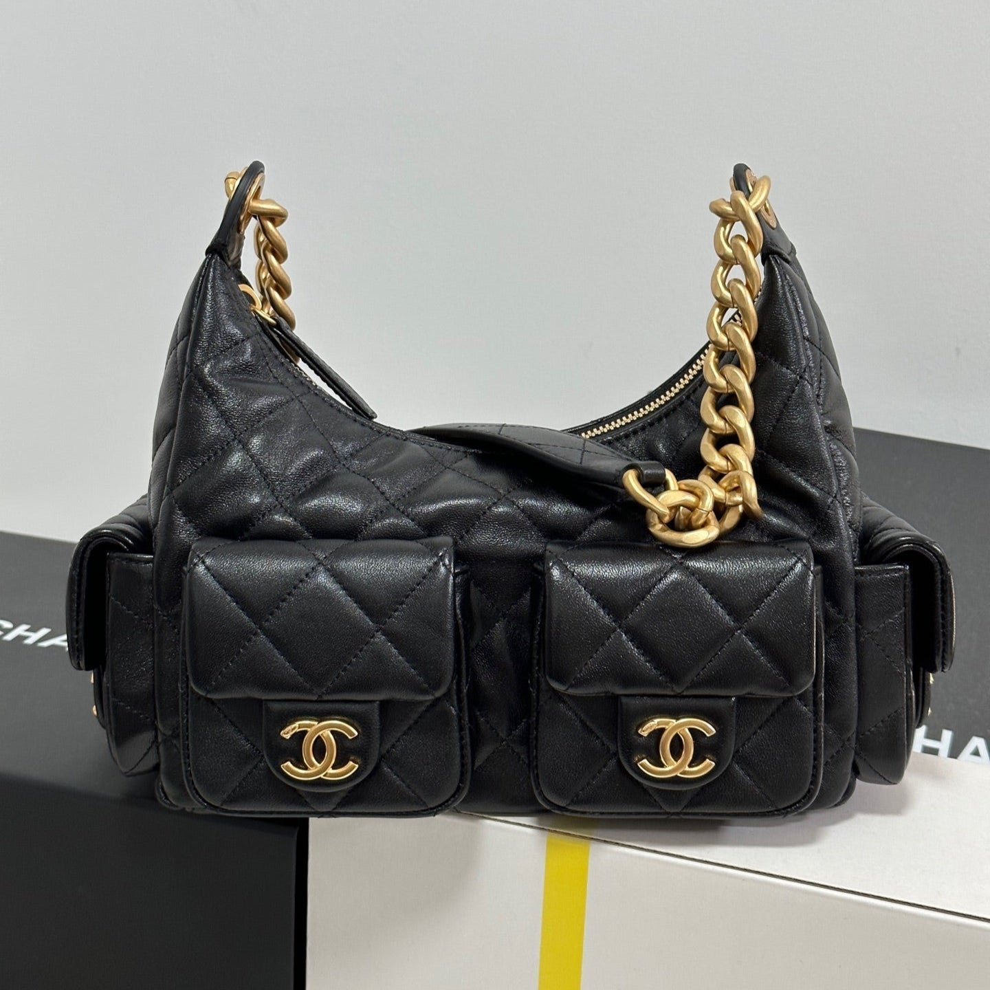 QUILTED HOBO CARGO BAG 31 IN BLACK CALFSKIN GOLD CHAIN - Image 10
