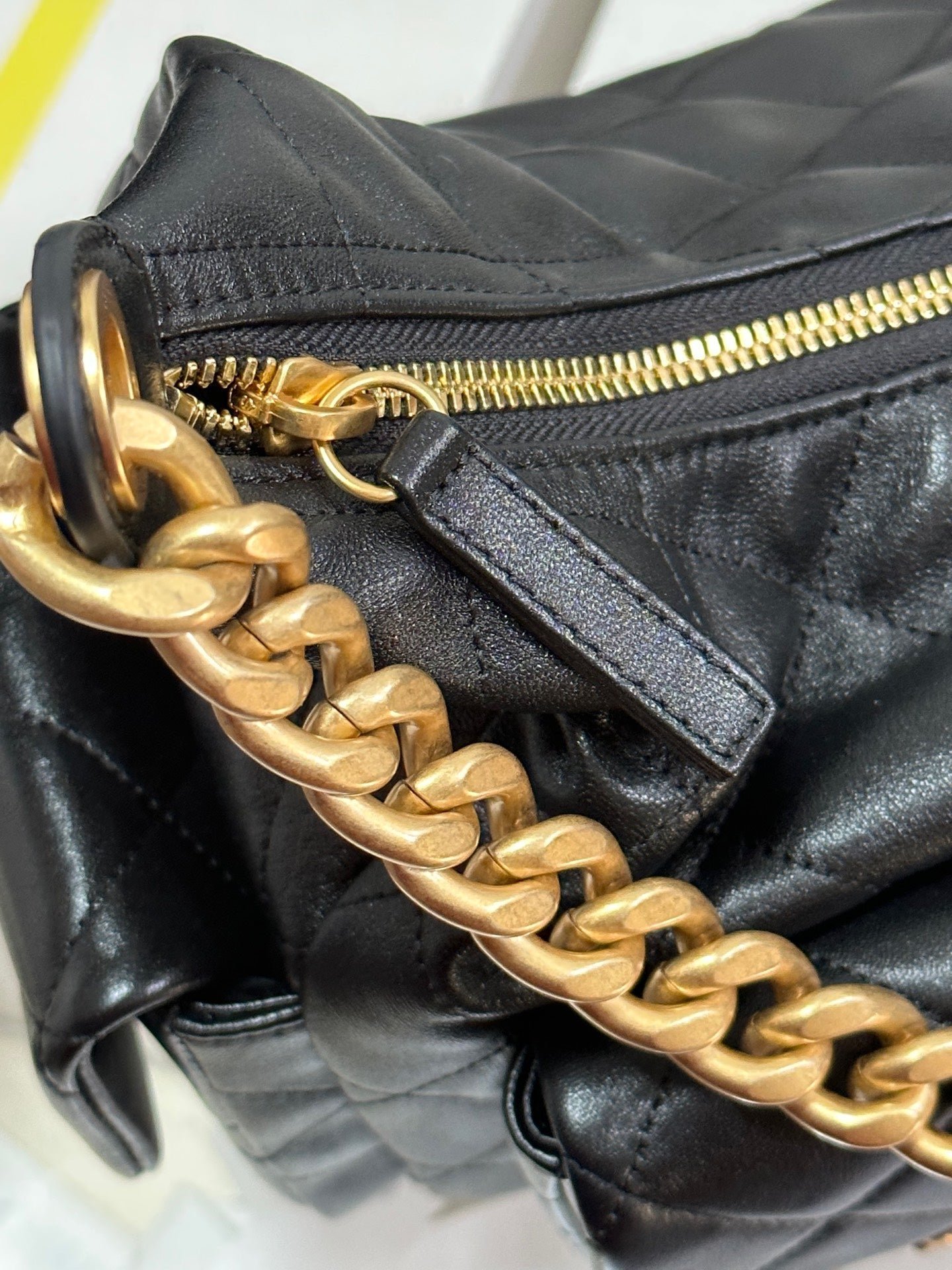 QUILTED HOBO CARGO BAG 31 IN BLACK CALFSKIN GOLD CHAIN - Image 15