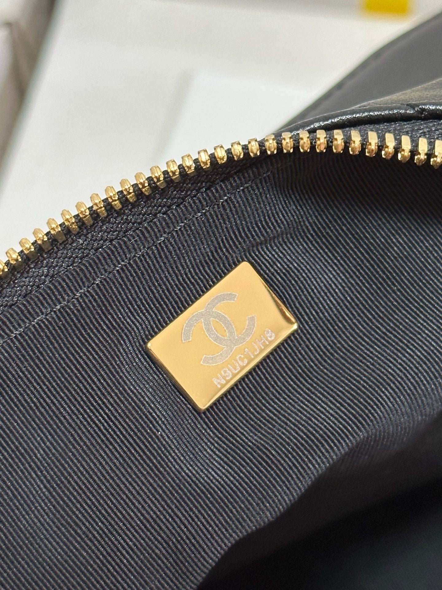 QUILTED HOBO CARGO BAG 31 IN BLACK CALFSKIN GOLD CHAIN - Image 8