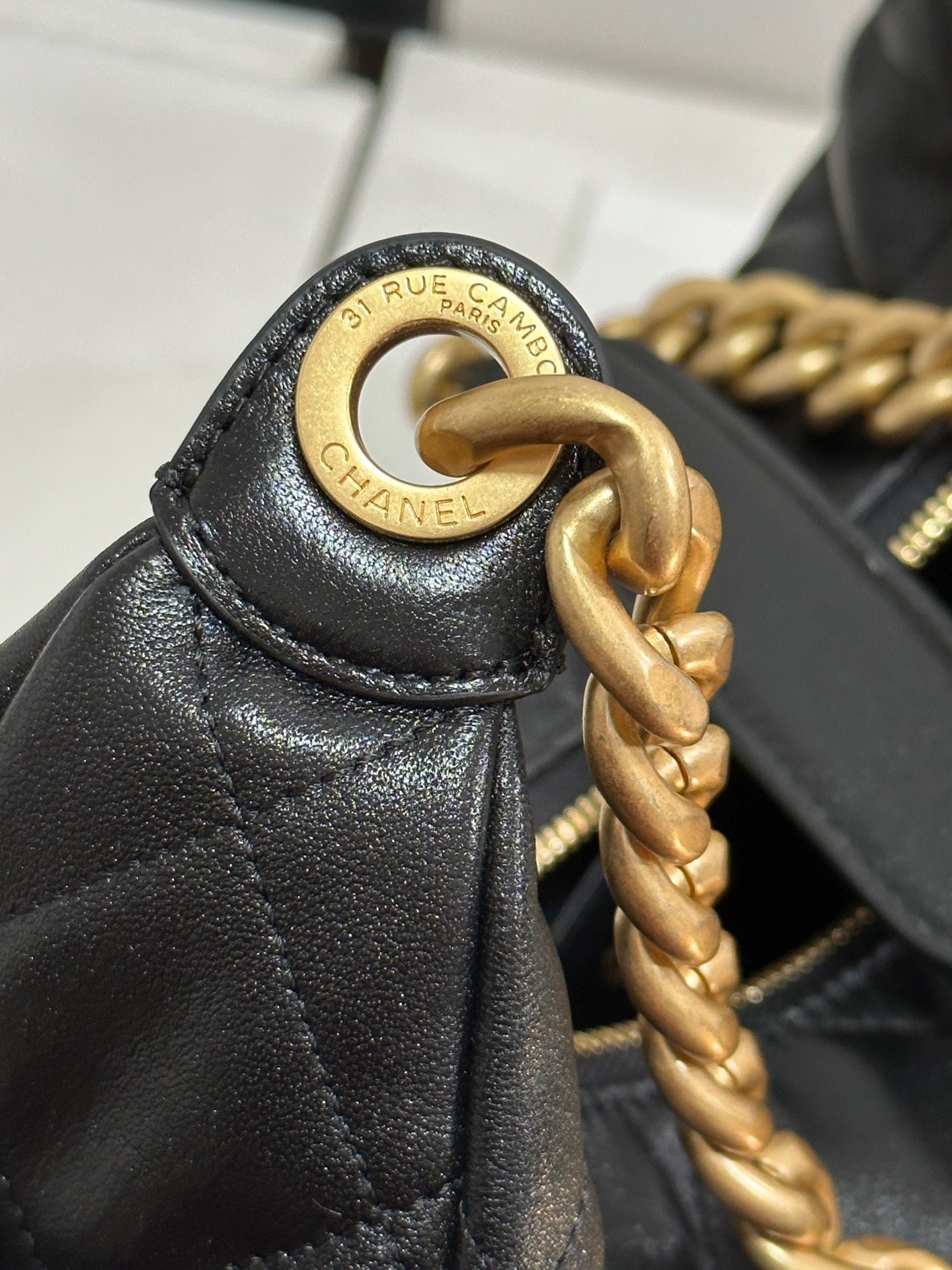 QUILTED HOBO CARGO BAG 31 IN BLACK CALFSKIN GOLD CHAIN - Image 18