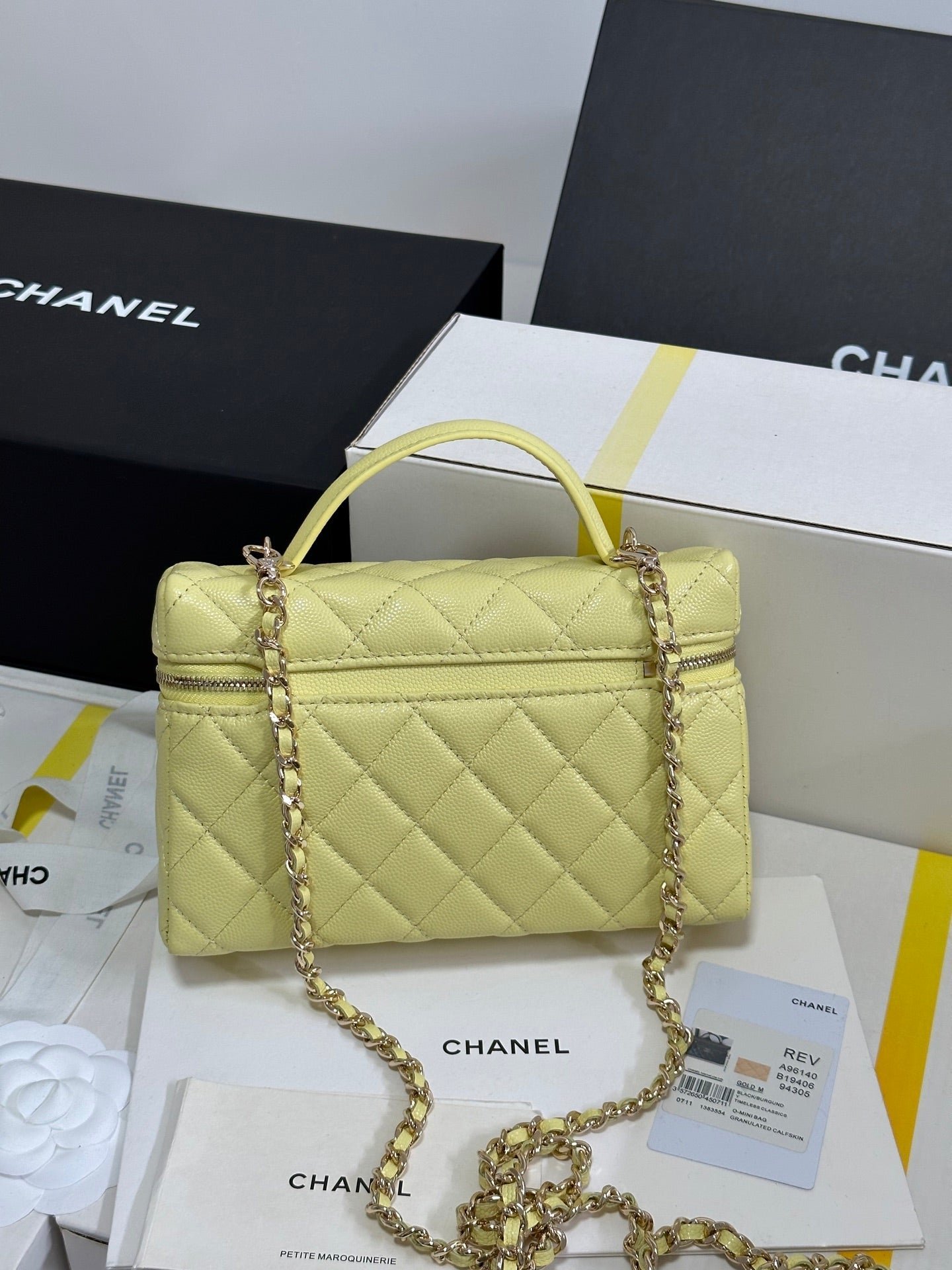 STRASS VANITY QUILTED CASE 19 IN YELLOW CALFSKIN WITH GOLD METALLIC - Image 3