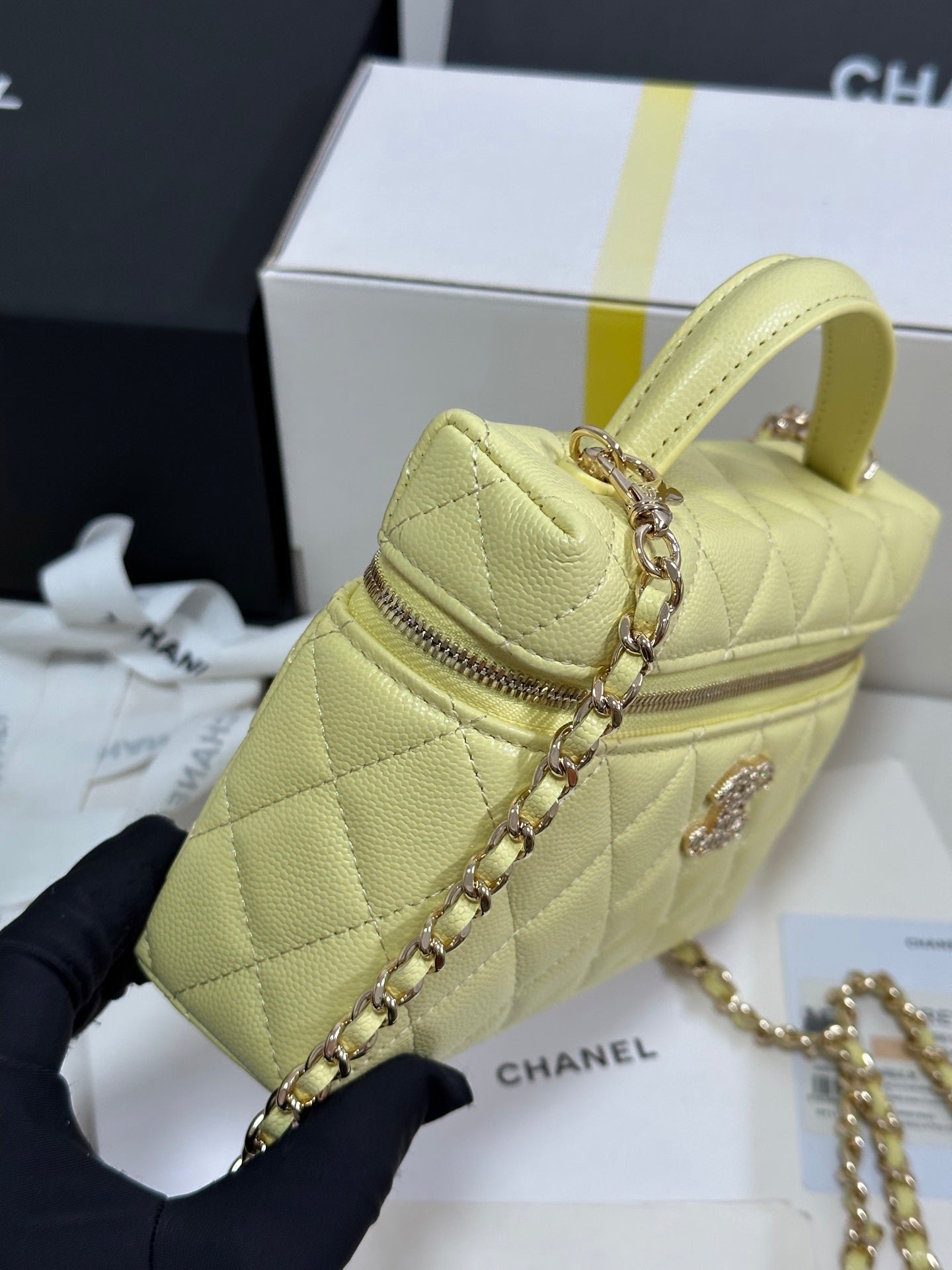 STRASS VANITY QUILTED CASE 19 IN YELLOW CALFSKIN WITH GOLD METALLIC - Image 4