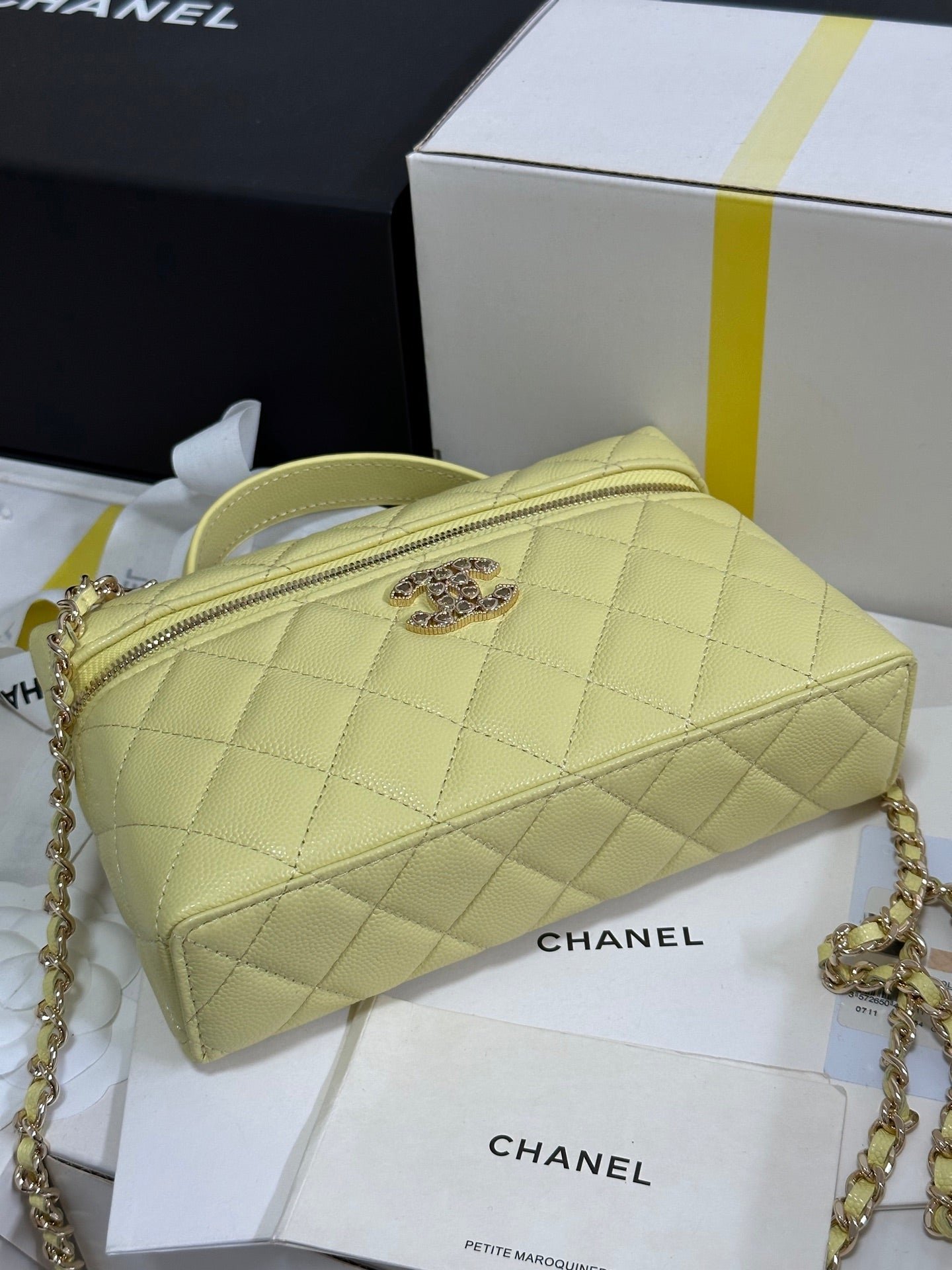 STRASS VANITY QUILTED CASE 19 IN YELLOW CALFSKIN WITH GOLD METALLIC - Image 5