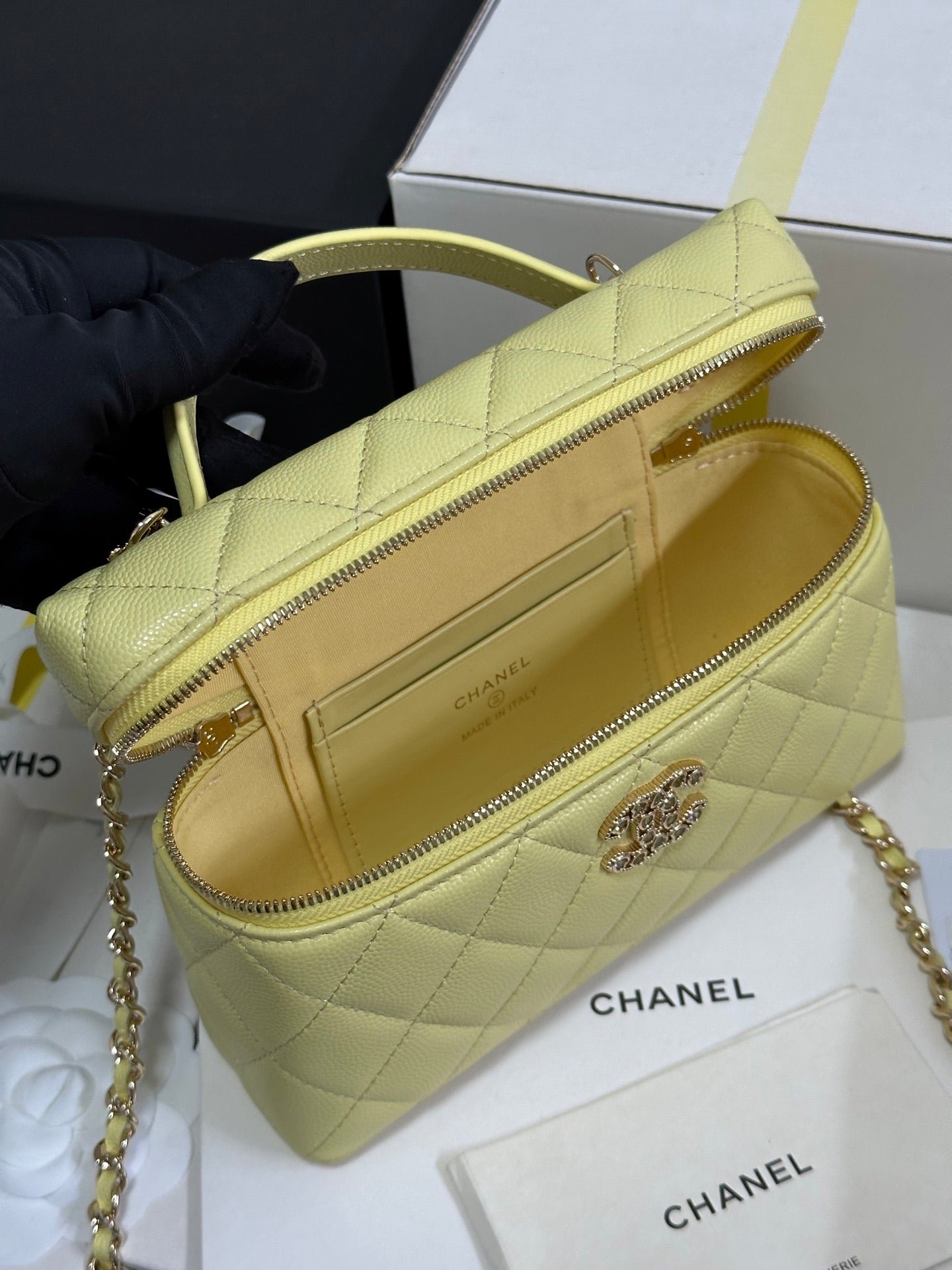 STRASS VANITY QUILTED CASE 19 IN YELLOW CALFSKIN WITH GOLD METALLIC - Image 15