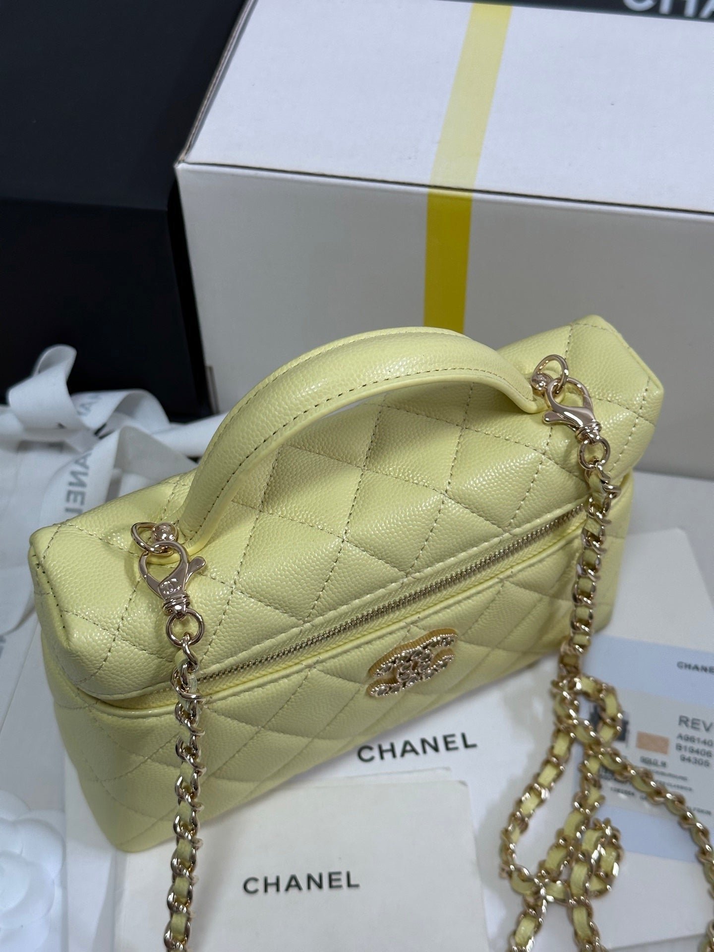 STRASS VANITY QUILTED CASE 19 IN YELLOW CALFSKIN WITH GOLD METALLIC - Image 8