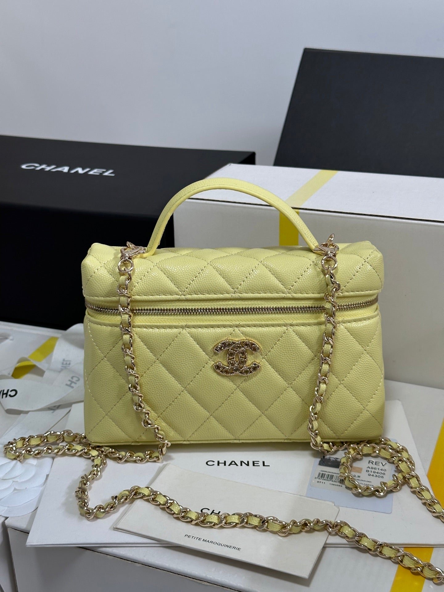 STRASS VANITY QUILTED CASE 19 IN YELLOW CALFSKIN WITH GOLD METALLIC - Image 18