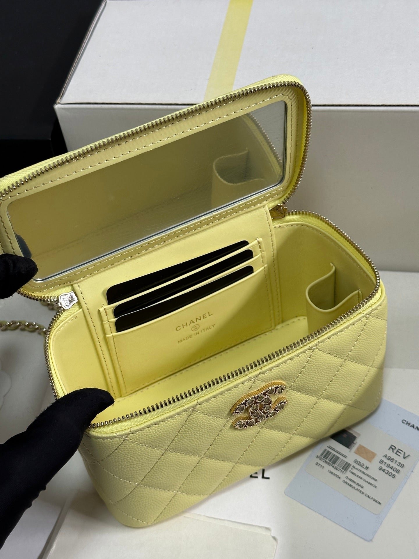VANITY CASE 17 CRYSTAL STUDDED LOGO IN YELLOW CALFSKIN GOLD HARDWARE - Image 6