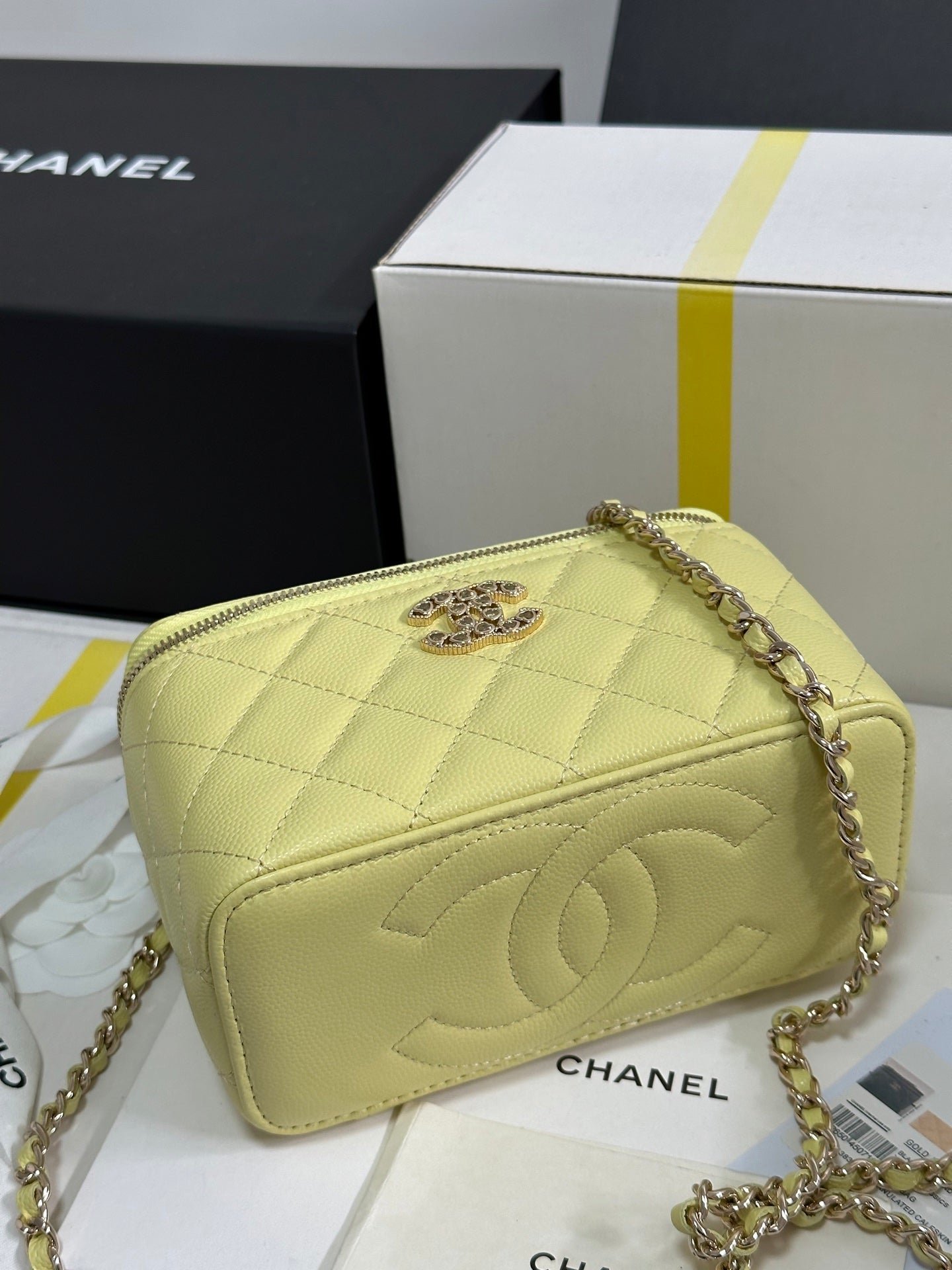VANITY CASE 17 CRYSTAL STUDDED LOGO IN YELLOW CALFSKIN GOLD HARDWARE - Image 7