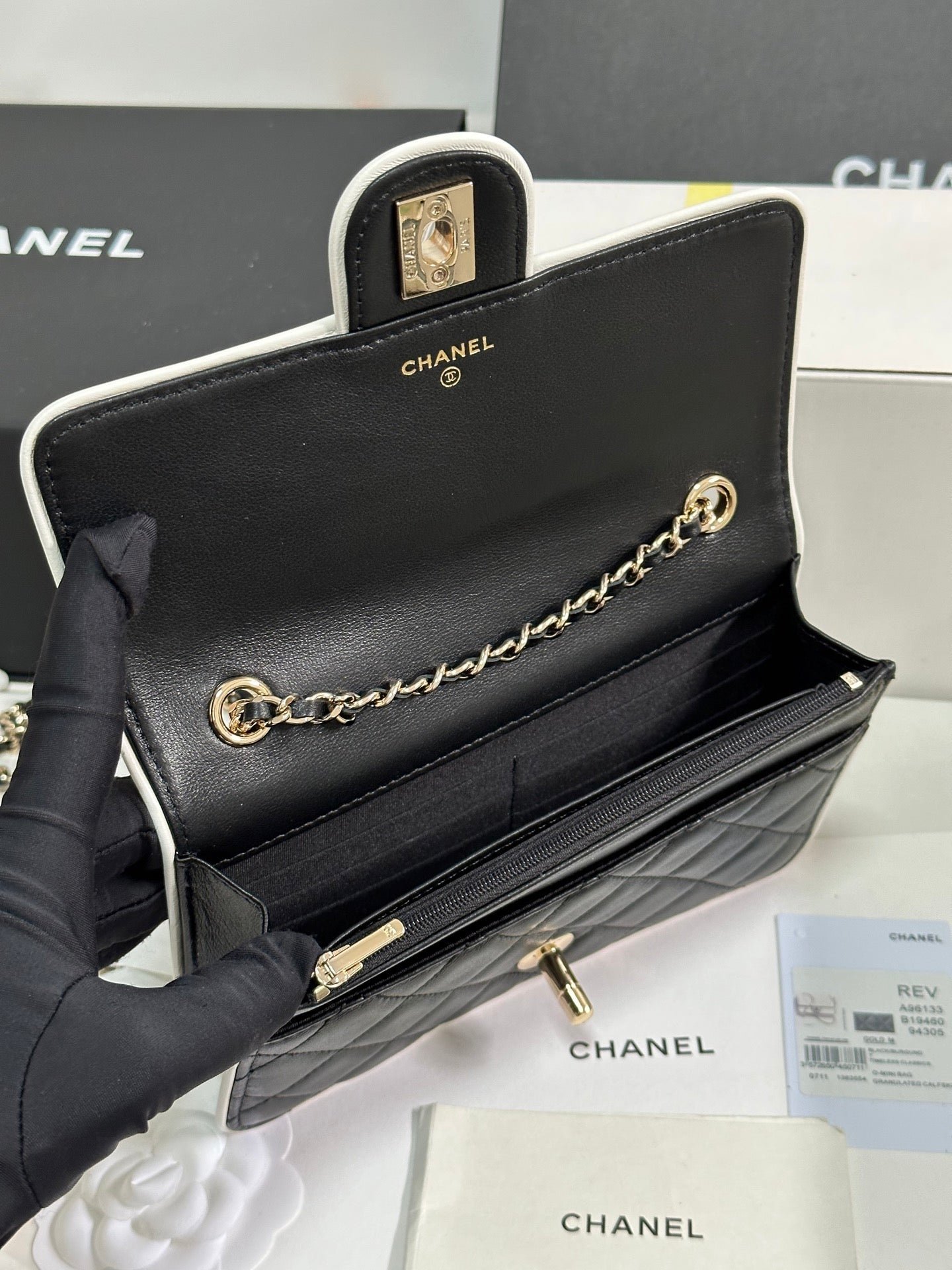QUILTED FLAP BAG WITH WHITE TRIM 19 IN BLACK LAMBSKIN - Image 11