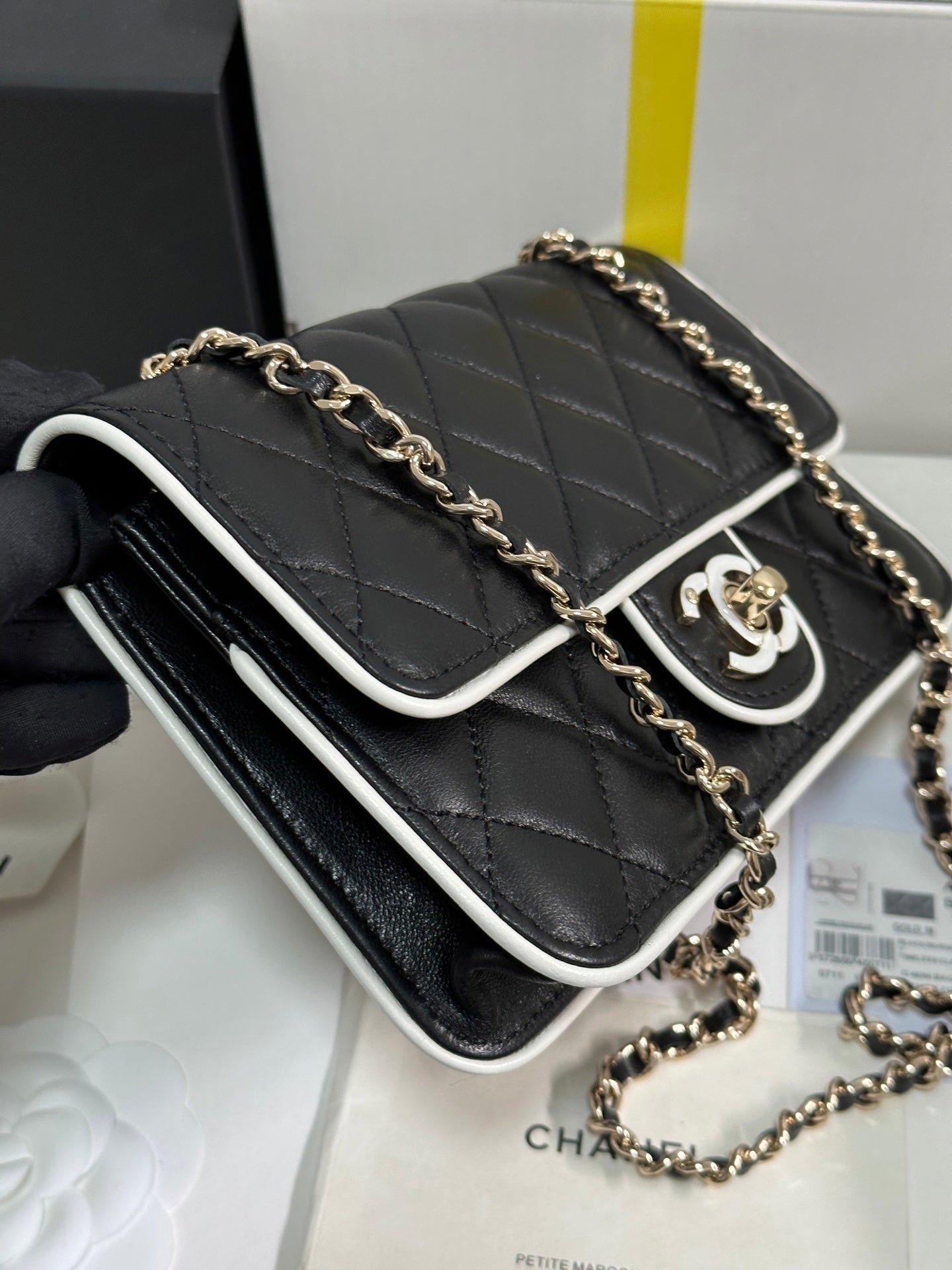 QUILTED FLAP BAG WITH WHITE TRIM 19 IN BLACK LAMBSKIN - Image 12