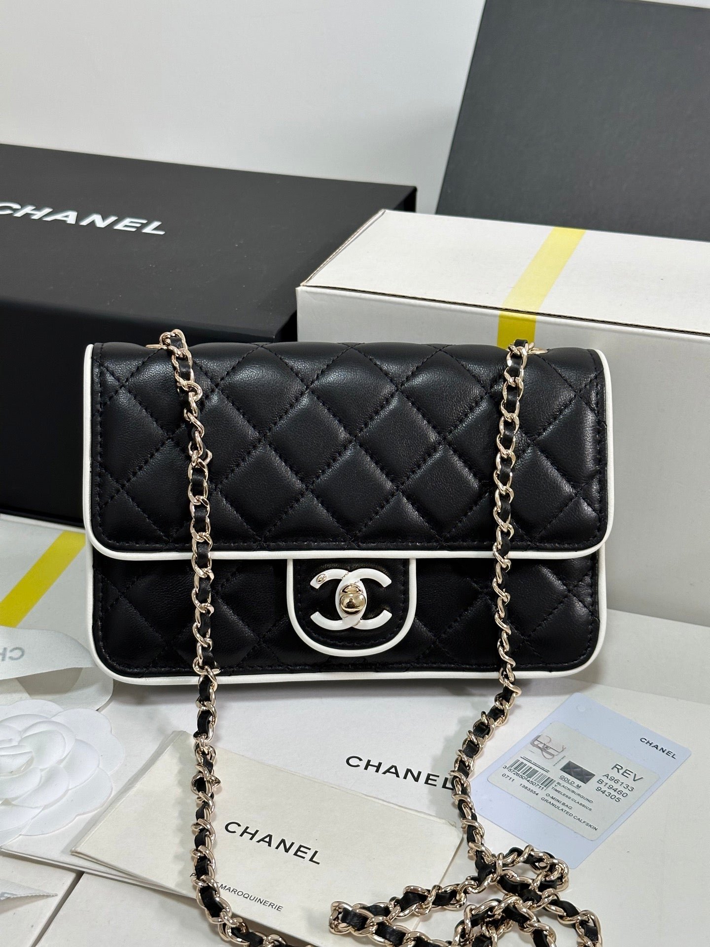 QUILTED FLAP BAG WITH WHITE TRIM 19 IN BLACK LAMBSKIN - Image 9