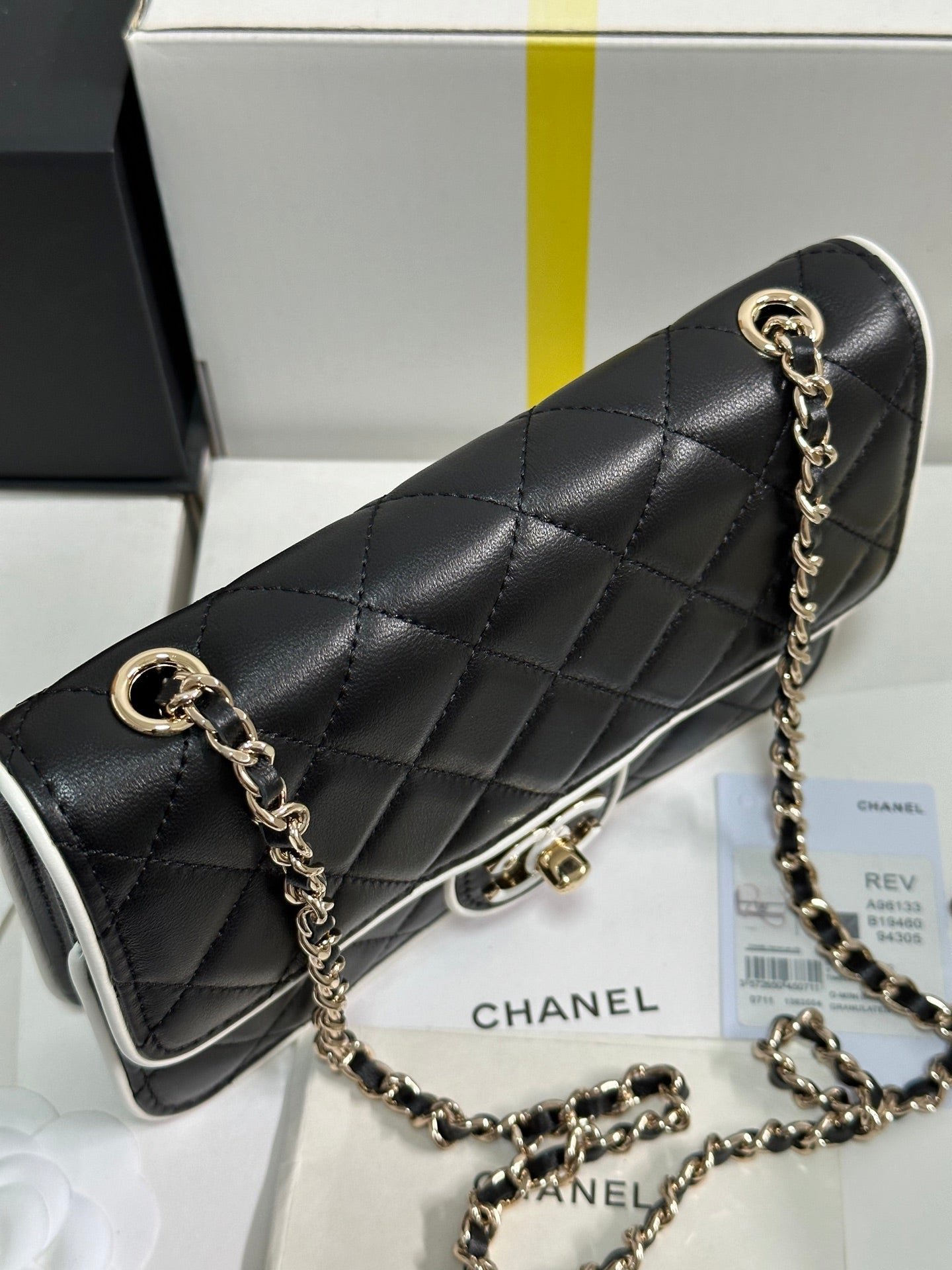QUILTED FLAP BAG WITH WHITE TRIM 19 IN BLACK LAMBSKIN - Image 13