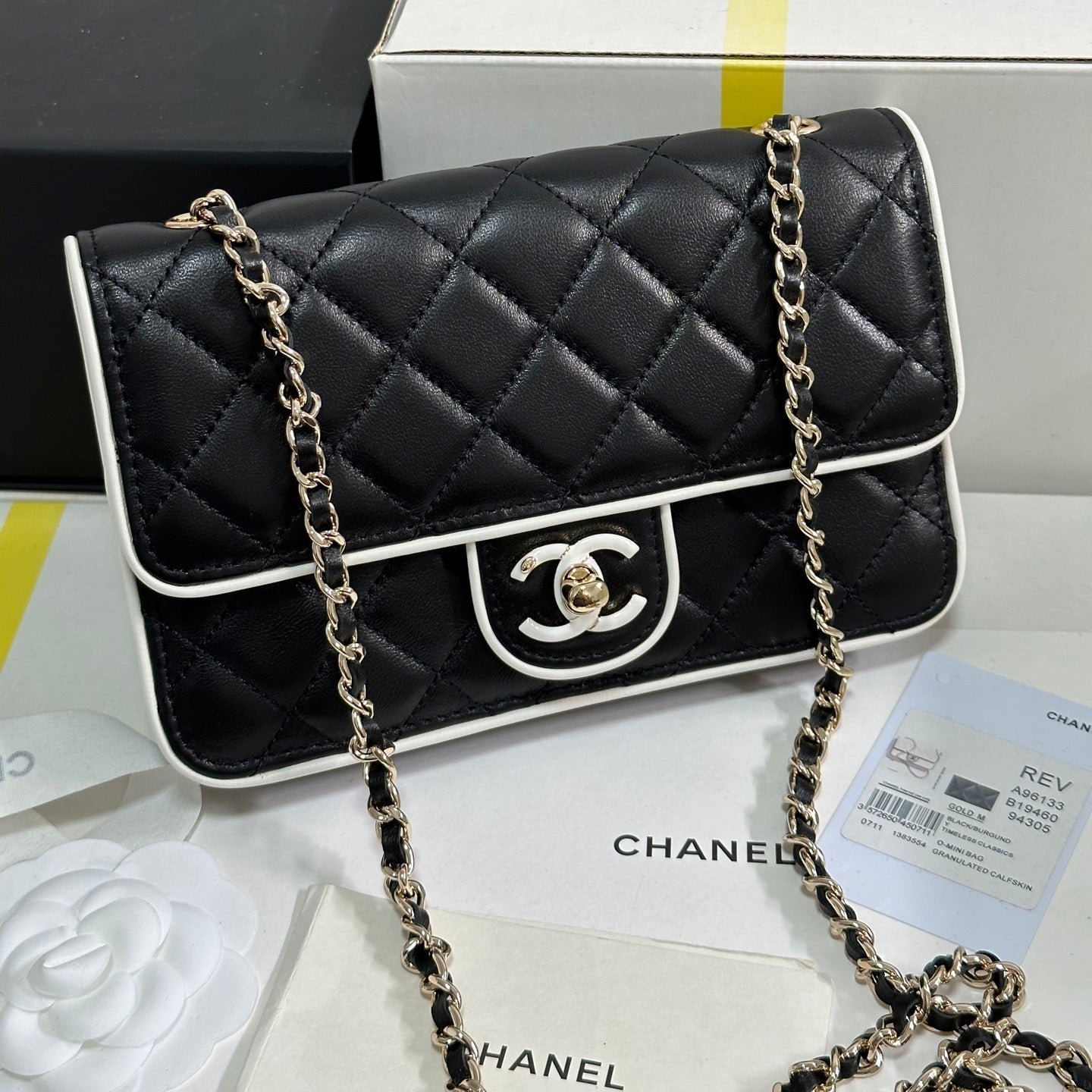 QUILTED FLAP BAG WITH WHITE TRIM 19 IN BLACK LAMBSKIN - Image 10