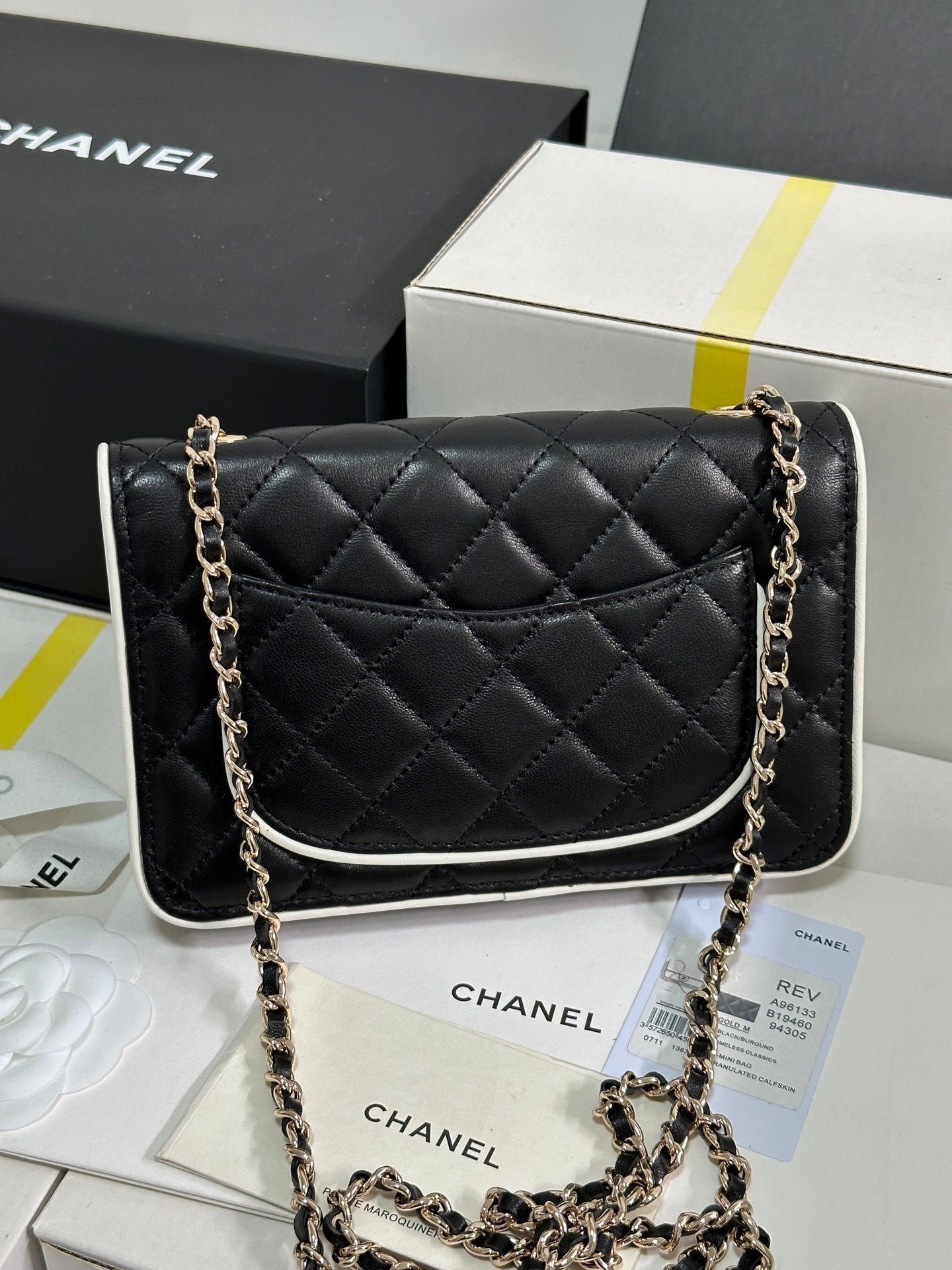 QUILTED FLAP BAG WITH WHITE TRIM 19 IN BLACK LAMBSKIN - Image 15